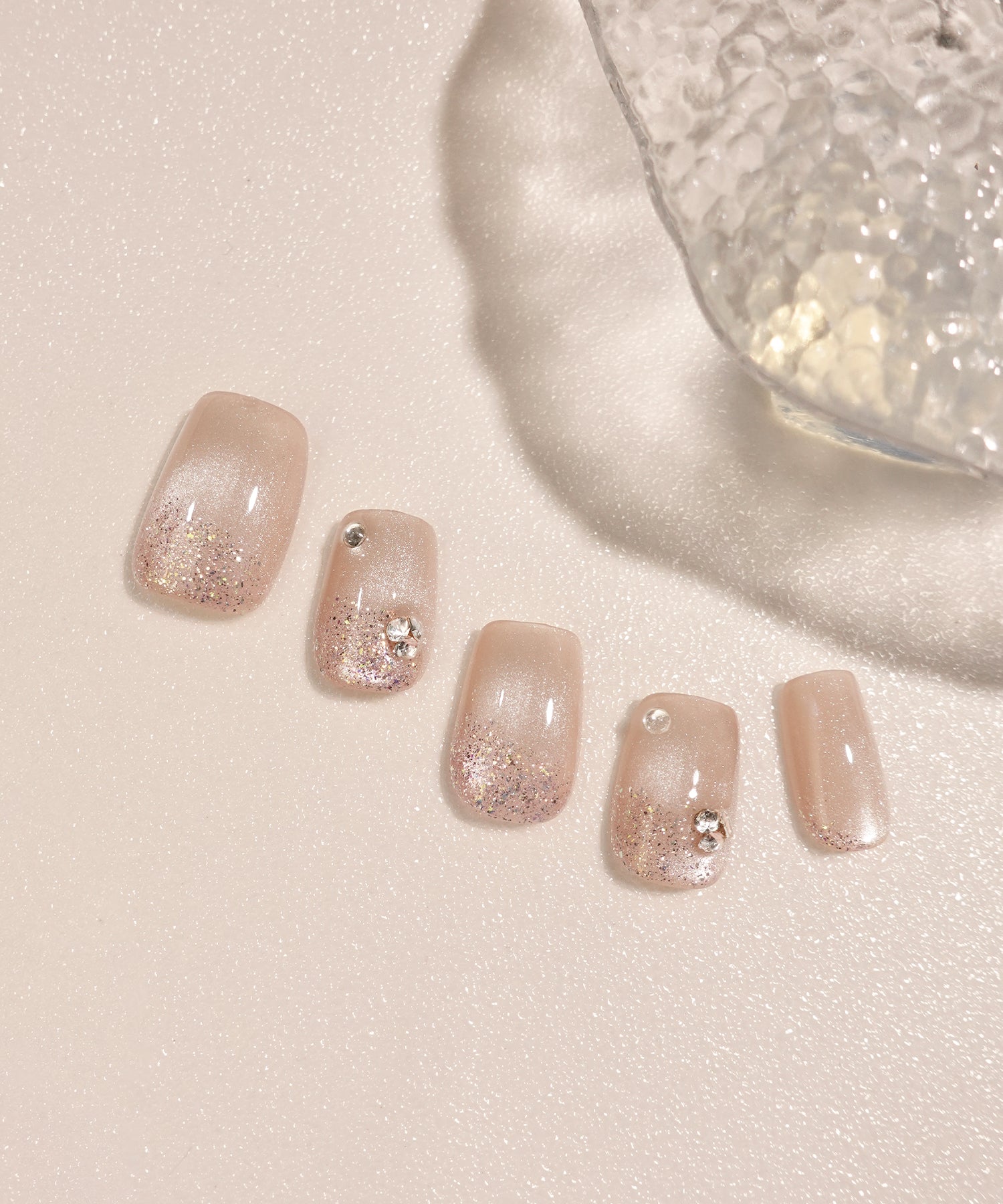 【COMING SOON】水光ネイルピンクベージュマグネットラメストーンショートスクエアネイルチップ