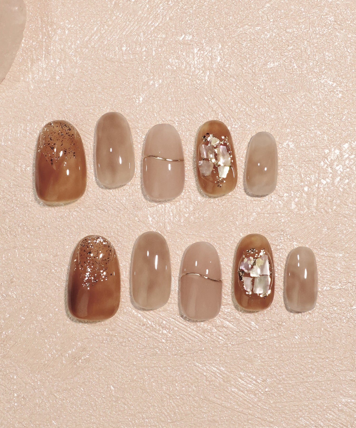 水光ネイルブラウンニュアンスゴールドミラーラインシェルホイルオーバルネイルチップ