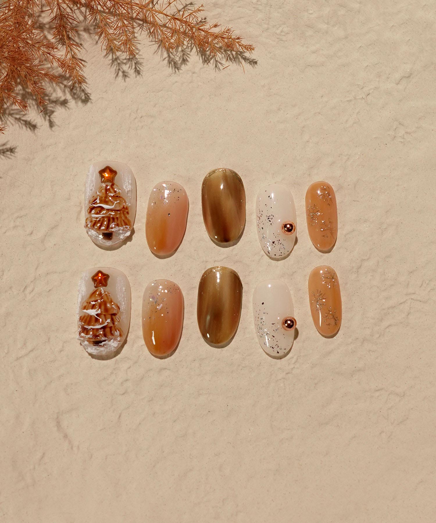 【当日発送】水光ネイルホワイトブラウンニュアンスツリーアートクリスマスオーバルネイルチップ