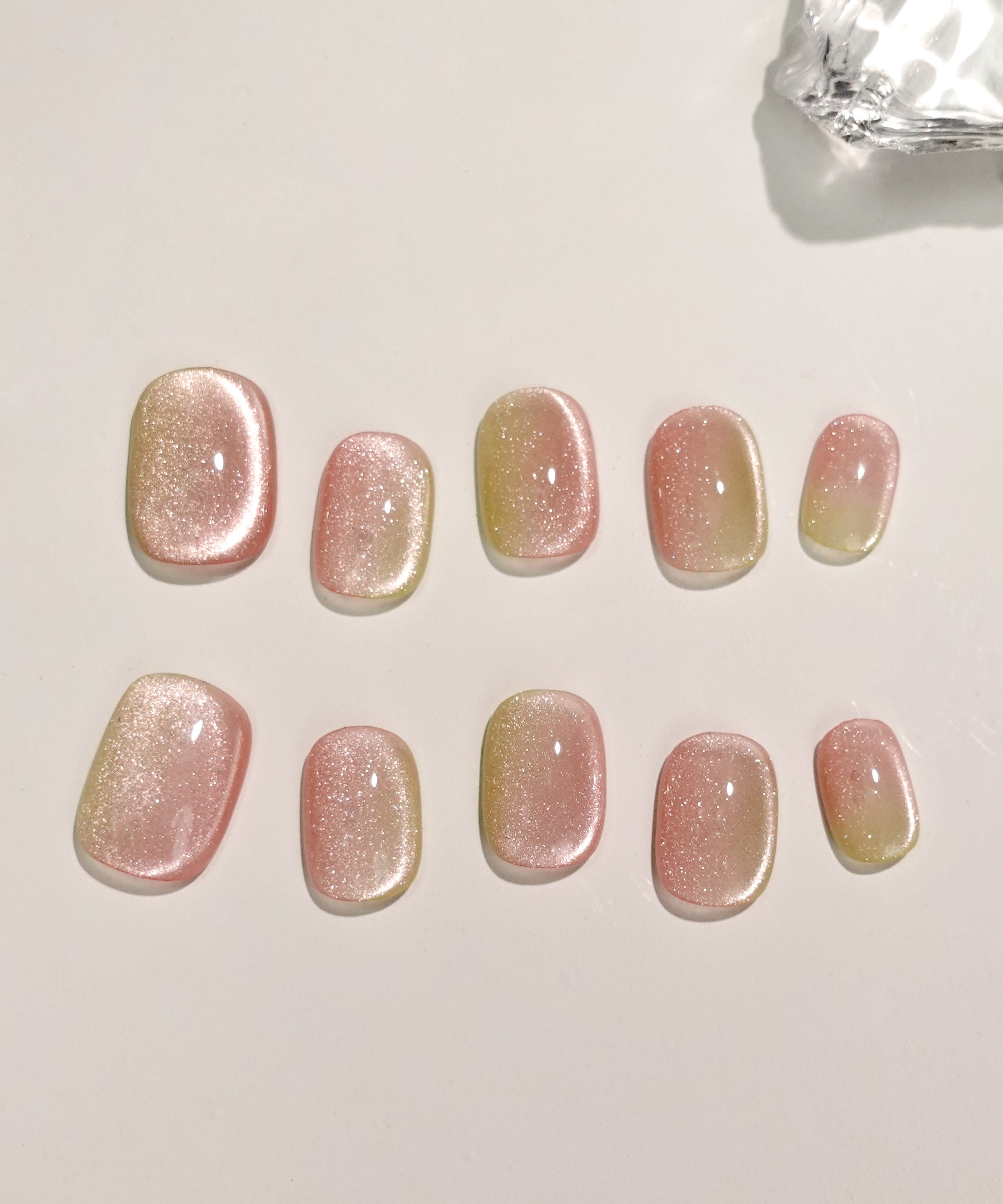 【SOLD OUT】 水光ネイルピンクグリーンマグネットグラデーションショートラウンドネイルチップ