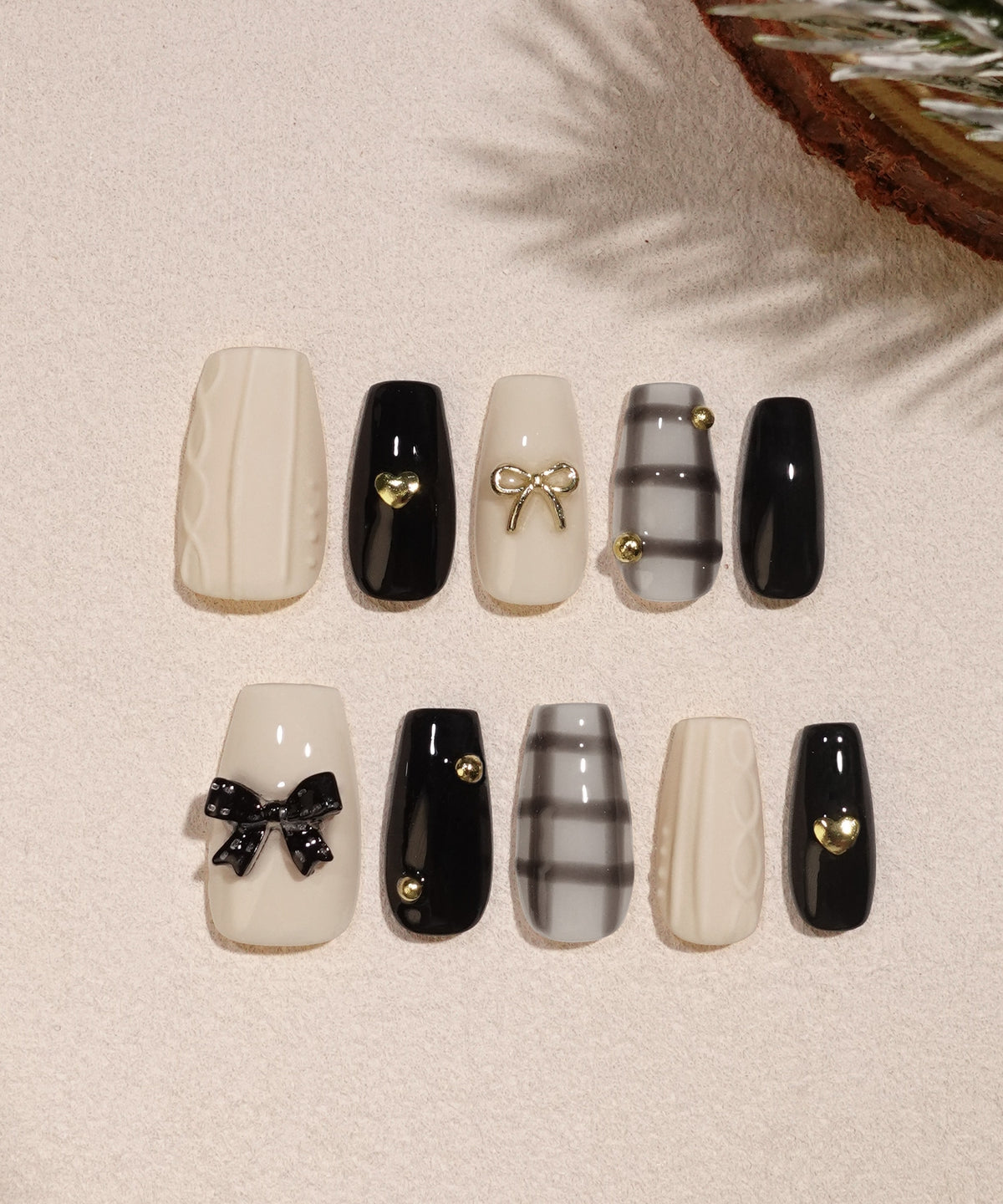 白の立体ニット柄やシースルーチェック柄に黒リボンとゴールドパーツを飾ったバレリーナネイルチップ10本セット。