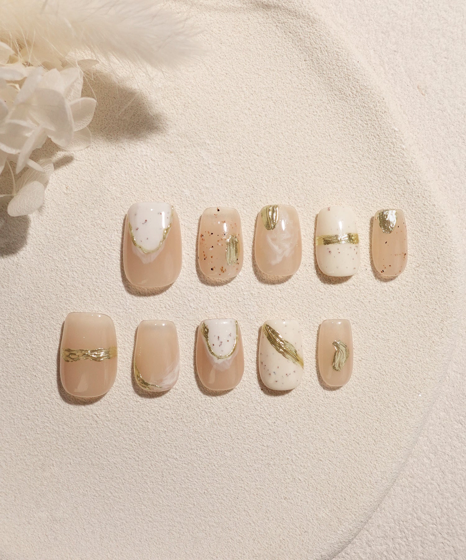 【予約販売】水光ネイルミルキーベージュニュアンスゴールドミラーデザインスクエアネイルチップ