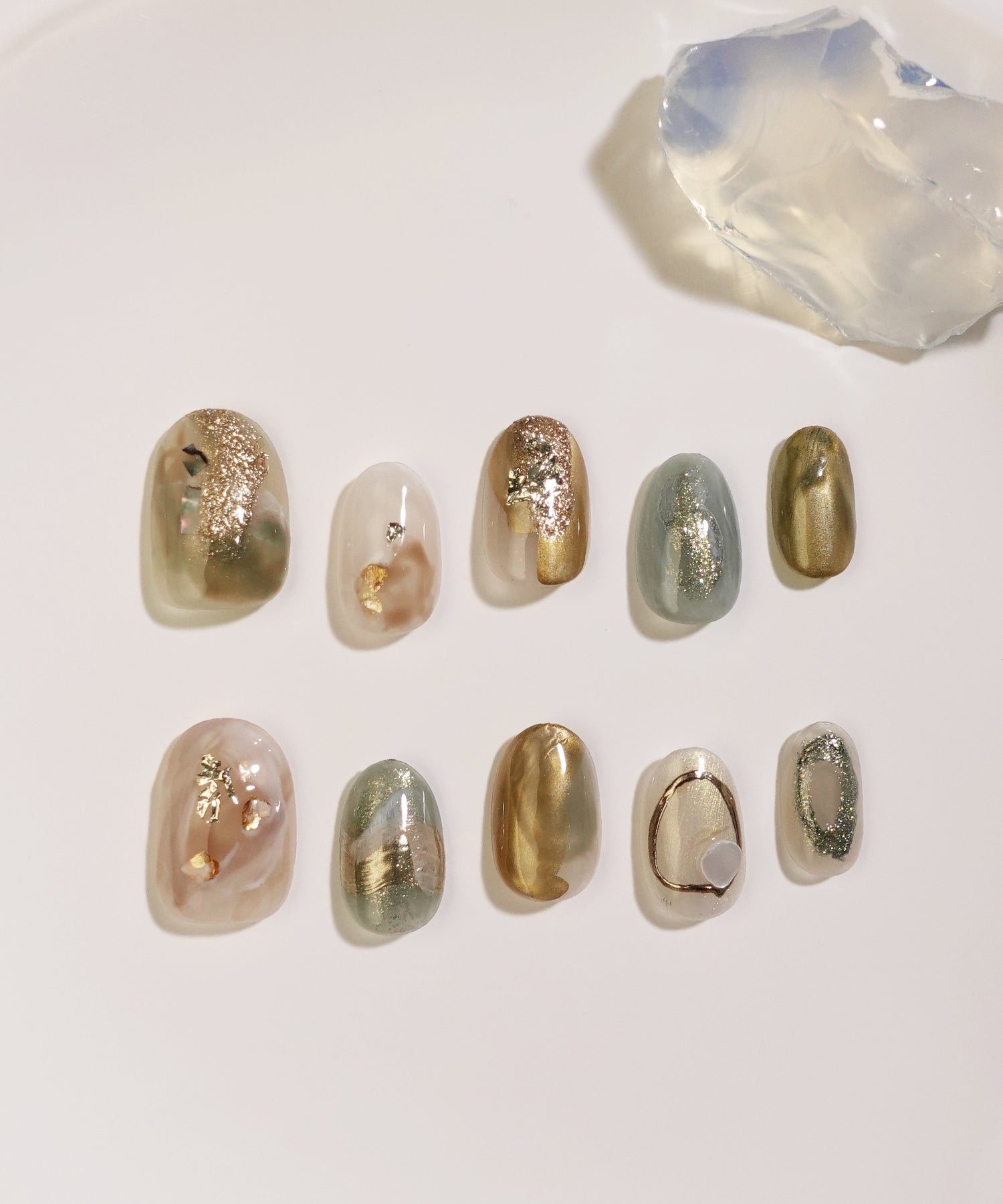 【当日発送】水光ネイルカーキゴールドホイルインクニュアンスショートオーバルネイルチップ