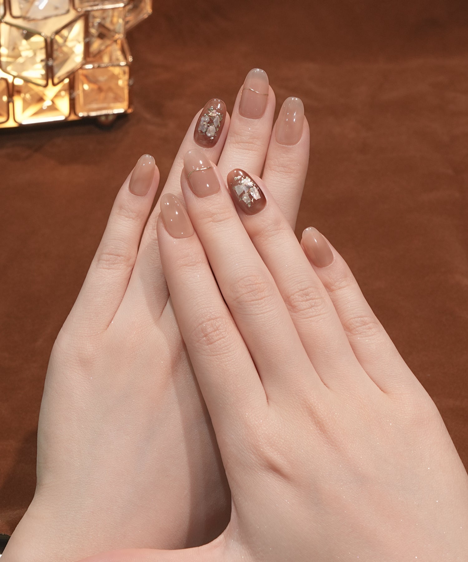 水光ネイルブラウンニュアンスゴールドミラーラインシェルホイルオーバルネイルチップ