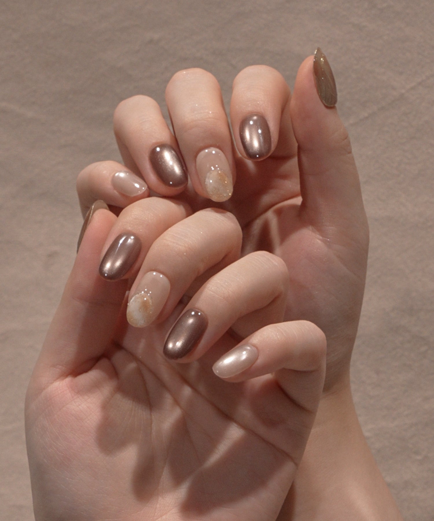 【COMING SOON】水光ネイルグレージュブラウンニュアンスゴールドミラークリアアートオーバルネイルチップ