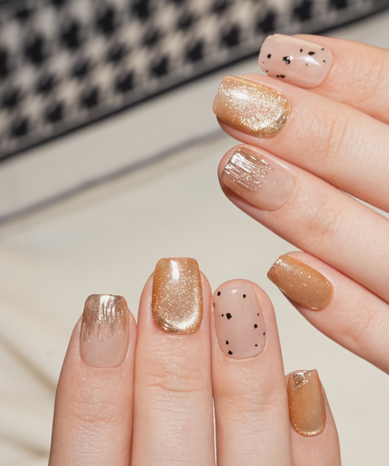 水光ネイルイエローマグネットゴールドミラーフレークニュアンスショートスクエアネイルチップ