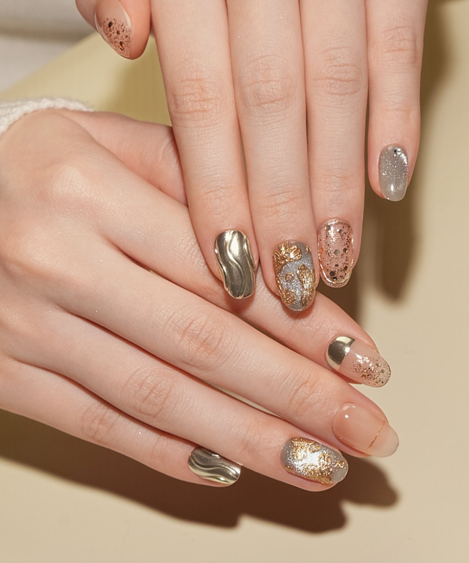 【COMING SOON】水光ネイルグレーマグネットゴールドフラワーニュアンスデザインオーバルネイルチップ