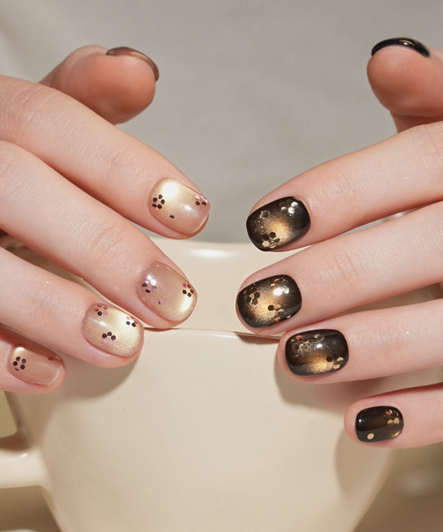 【COMING SOON】水光ネイルブラックゴールドマグネットフラワーライクアシンメトリーデザインショートラウンドネイルチップ