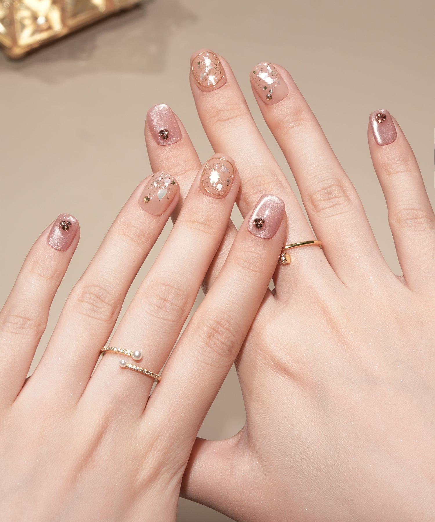 【当日発送】水光ネイルピンクマグネットストーンシェルゴールドラインショートラウンドネイルチップ