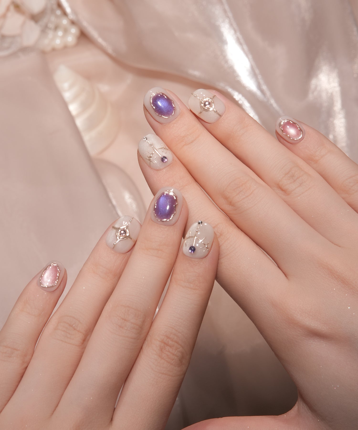 【当日発送】水光ネイルホワイトベースエスニックデザインニュアンスショートラウンドネイルチップ