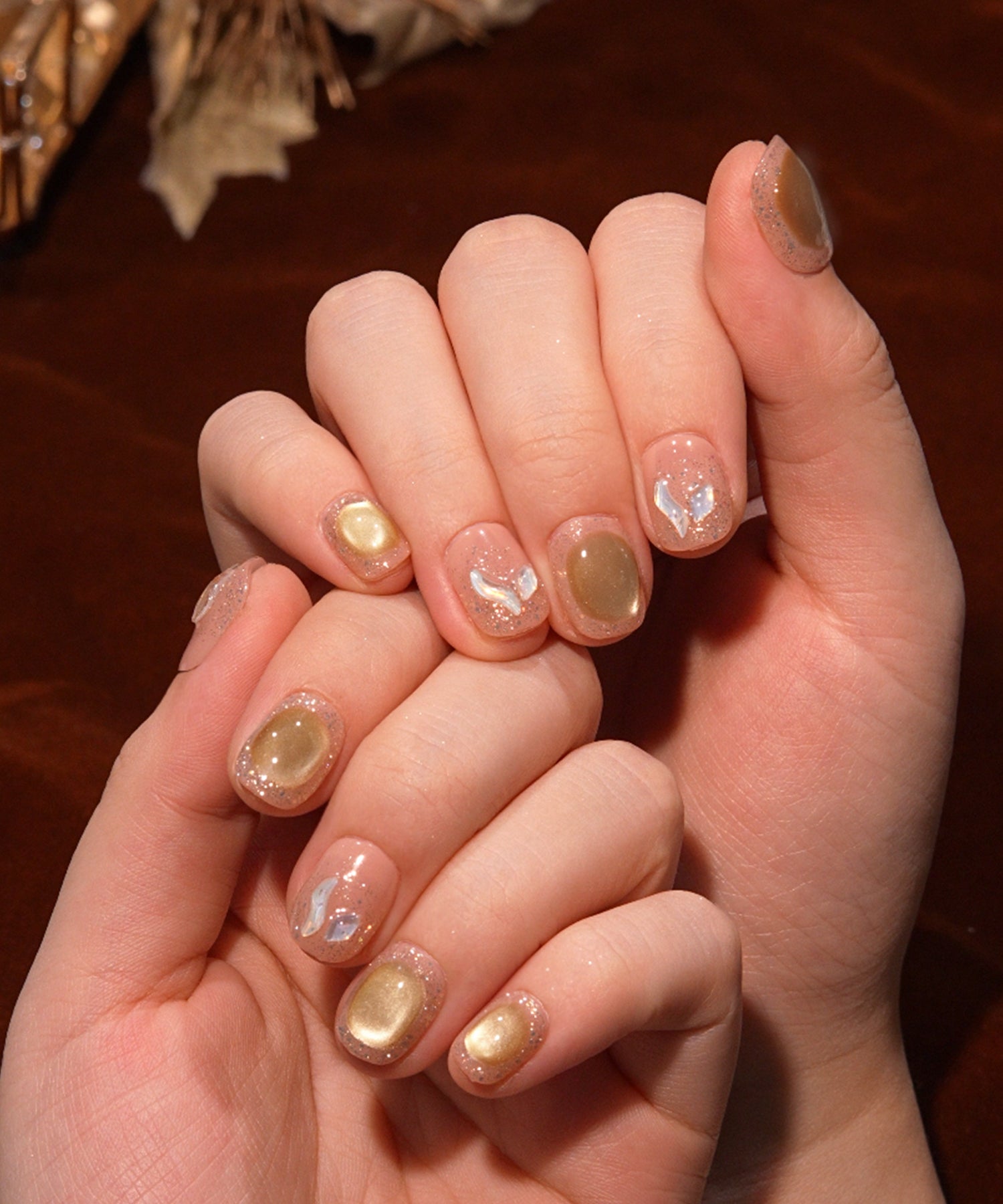 【COMING SOON】水光ネイルピンクベースアンバーマグネットオーロラストーンショートスクエアネイルチップ