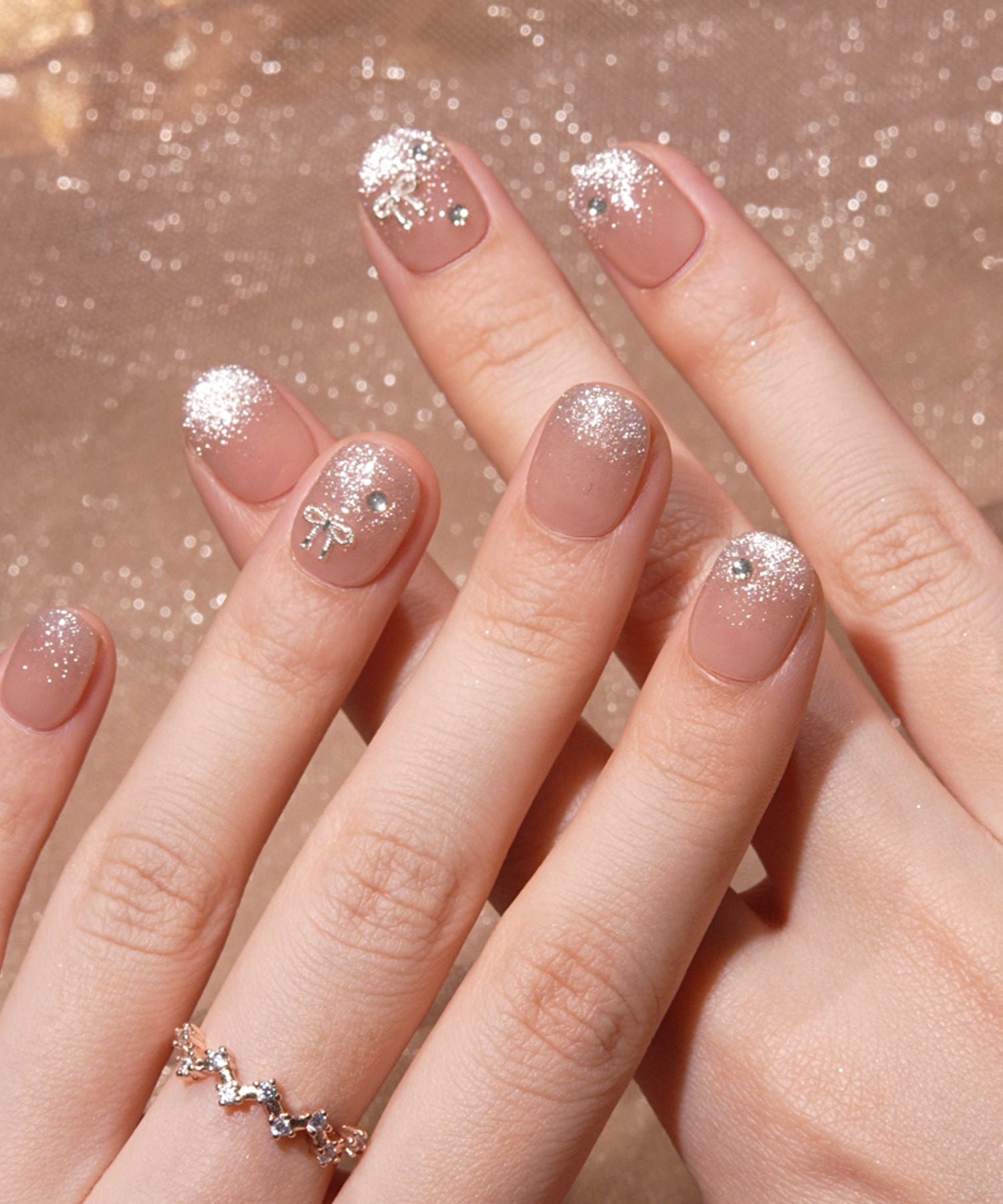 【当日発送】水光ネイルピンクベースシルバーラメグラデーションリボンパーツショートラウンドネイルチップ