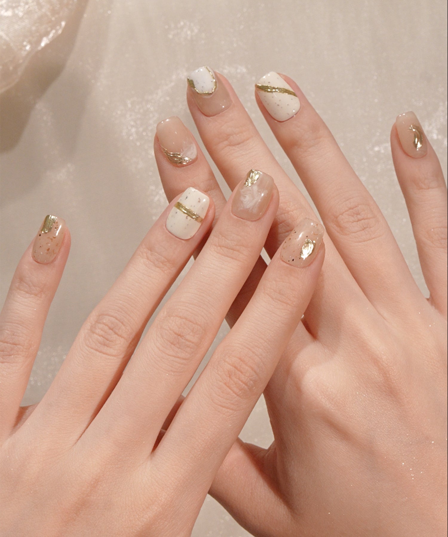 【予約販売】水光ネイルミルキーベージュニュアンスゴールドミラーデザインスクエアネイルチップ