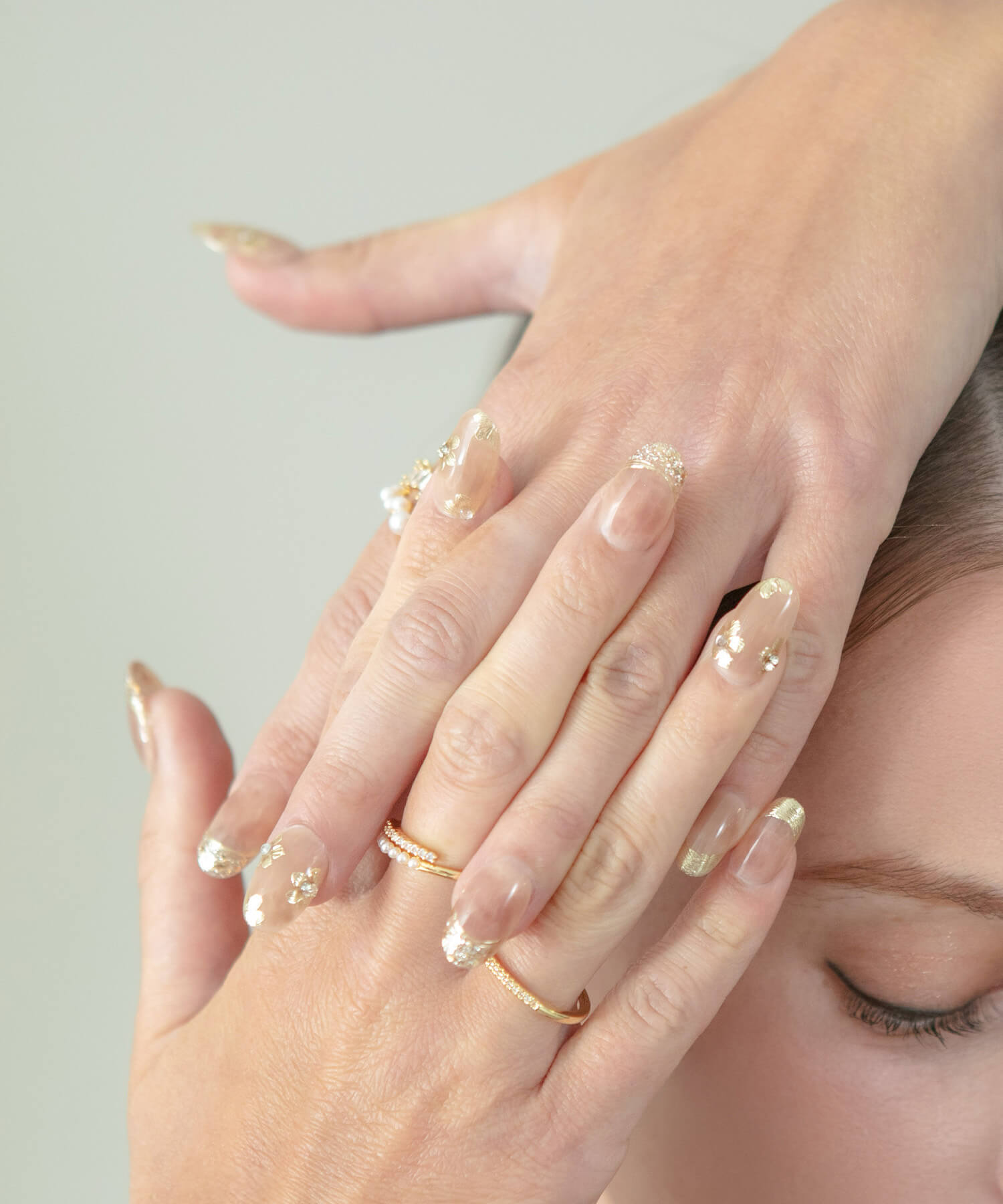 【当日発送】水光ネイルベージュニュアンスフラワーゴールドミラーストーンホログラムオーバルネイルチップ