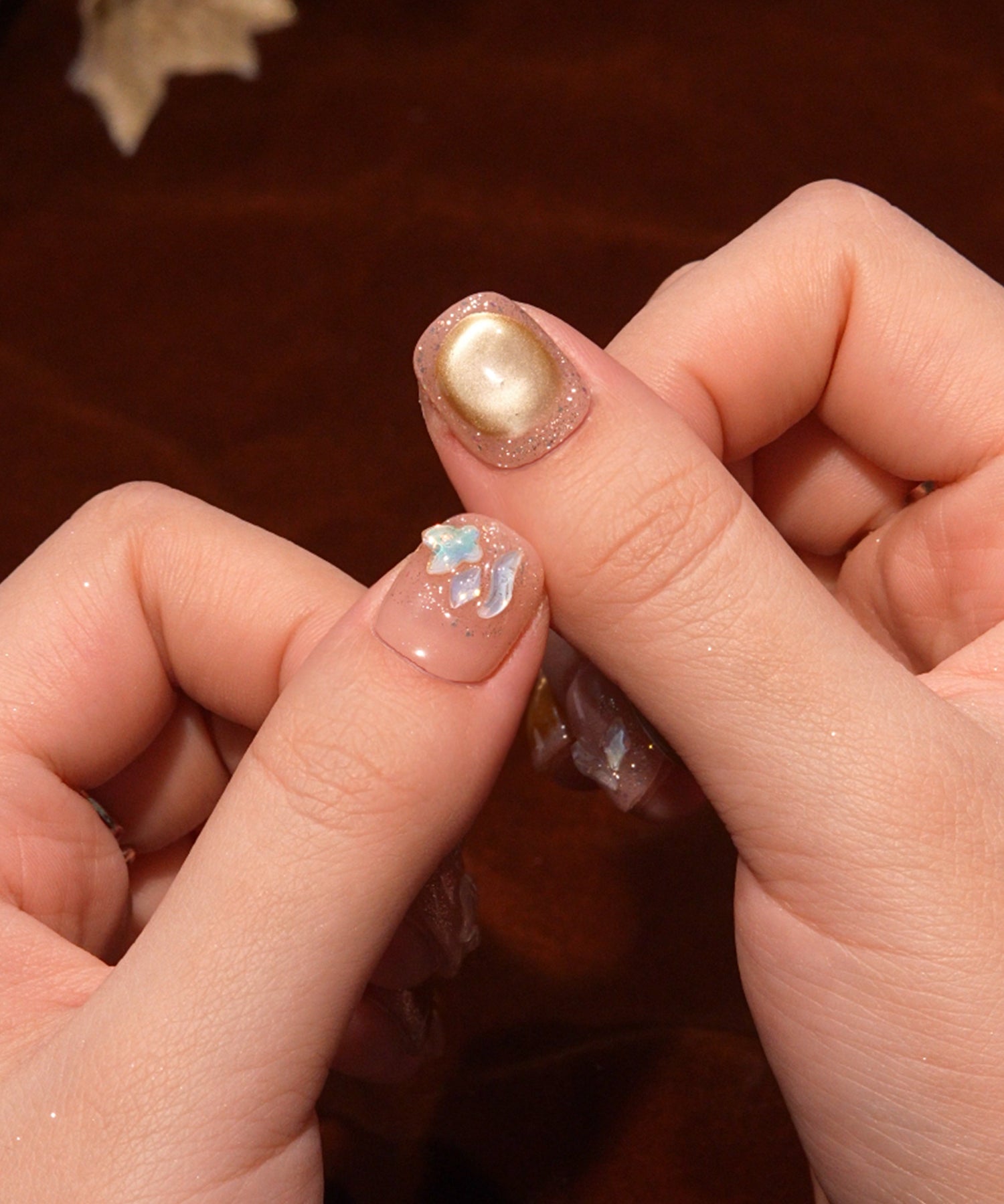 【COMING SOON】水光ネイルピンクベースアンバーマグネットオーロラストーンショートスクエアネイルチップ