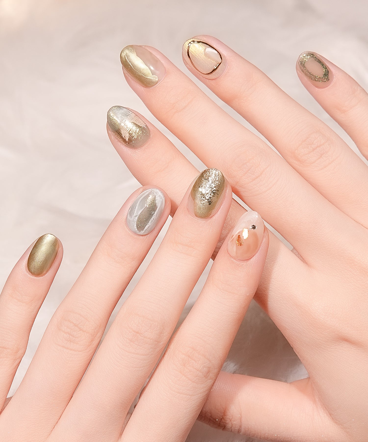 【当日発送】水光ネイルカーキゴールドホイルインクニュアンスショートオーバルネイルチップ