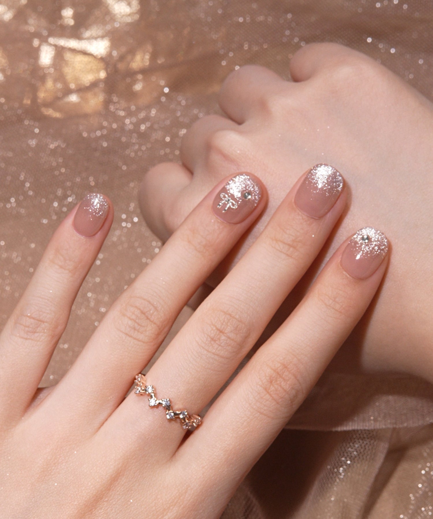 【当日発送】水光ネイルピンクベースシルバーラメグラデーションリボンパーツショートラウンドネイルチップ