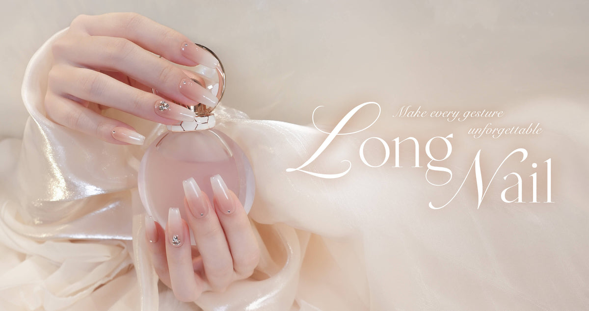 Long Nail Make every gesture unforgettable 香水ボトルを持つロングネイルの手