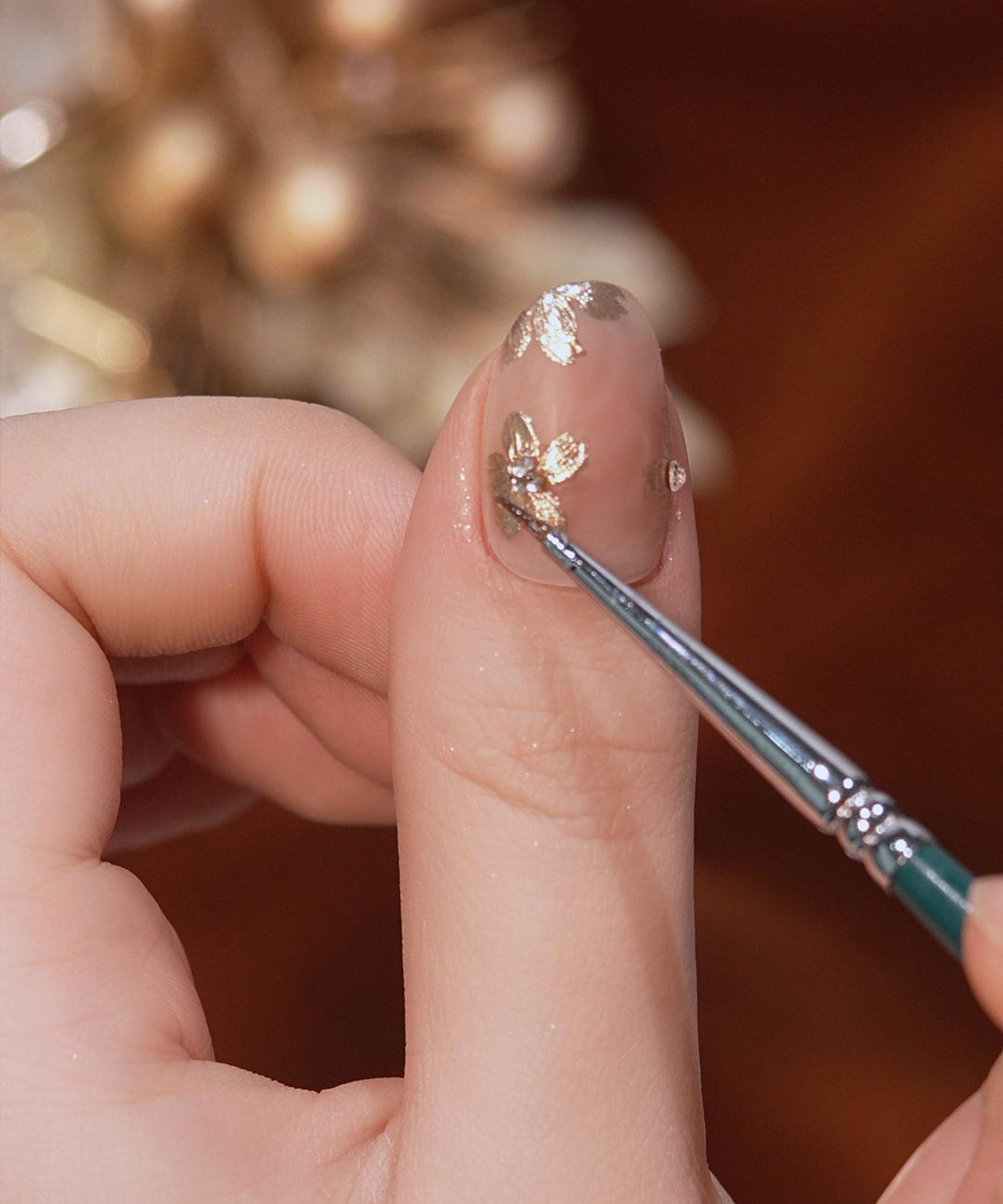 【一部当日発送】水光ネイルベージュニュアンスフラワーゴールドミラーストーンホログラムオーバルネイルチップ