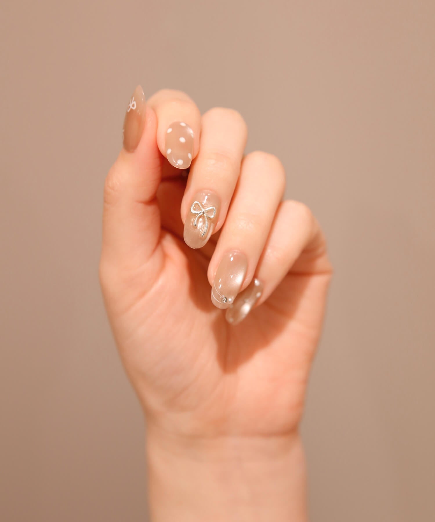 【一部当日発送】水光ネイルベージュマグネットドットリボンオーバルネイルチップ