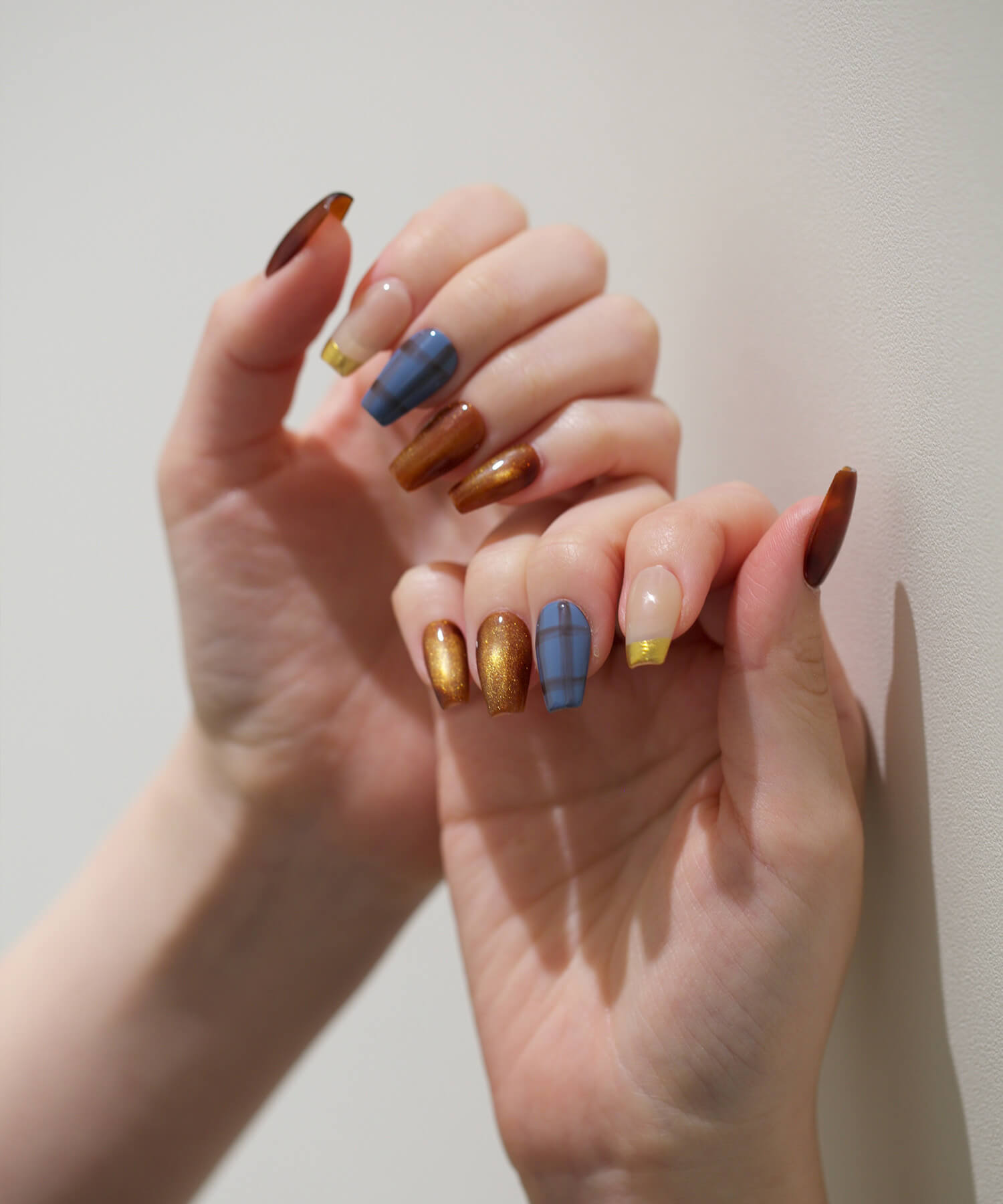 【SOLD OUT】水光ネイルブラウンマグネットニュアンスブルーチェックゴールドフレンチバレリーナネイルチップ
