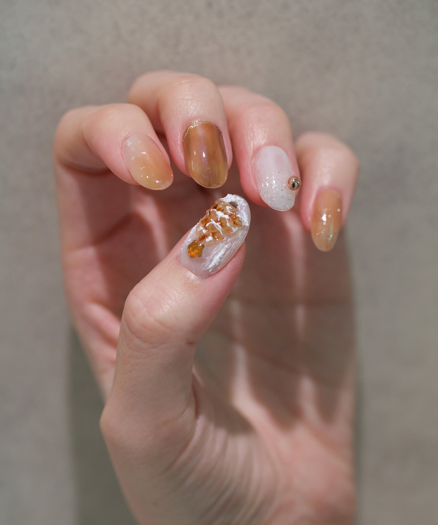 【当日発送】水光ネイルホワイトブラウンニュアンスツリーアートクリスマスオーバルネイルチップ