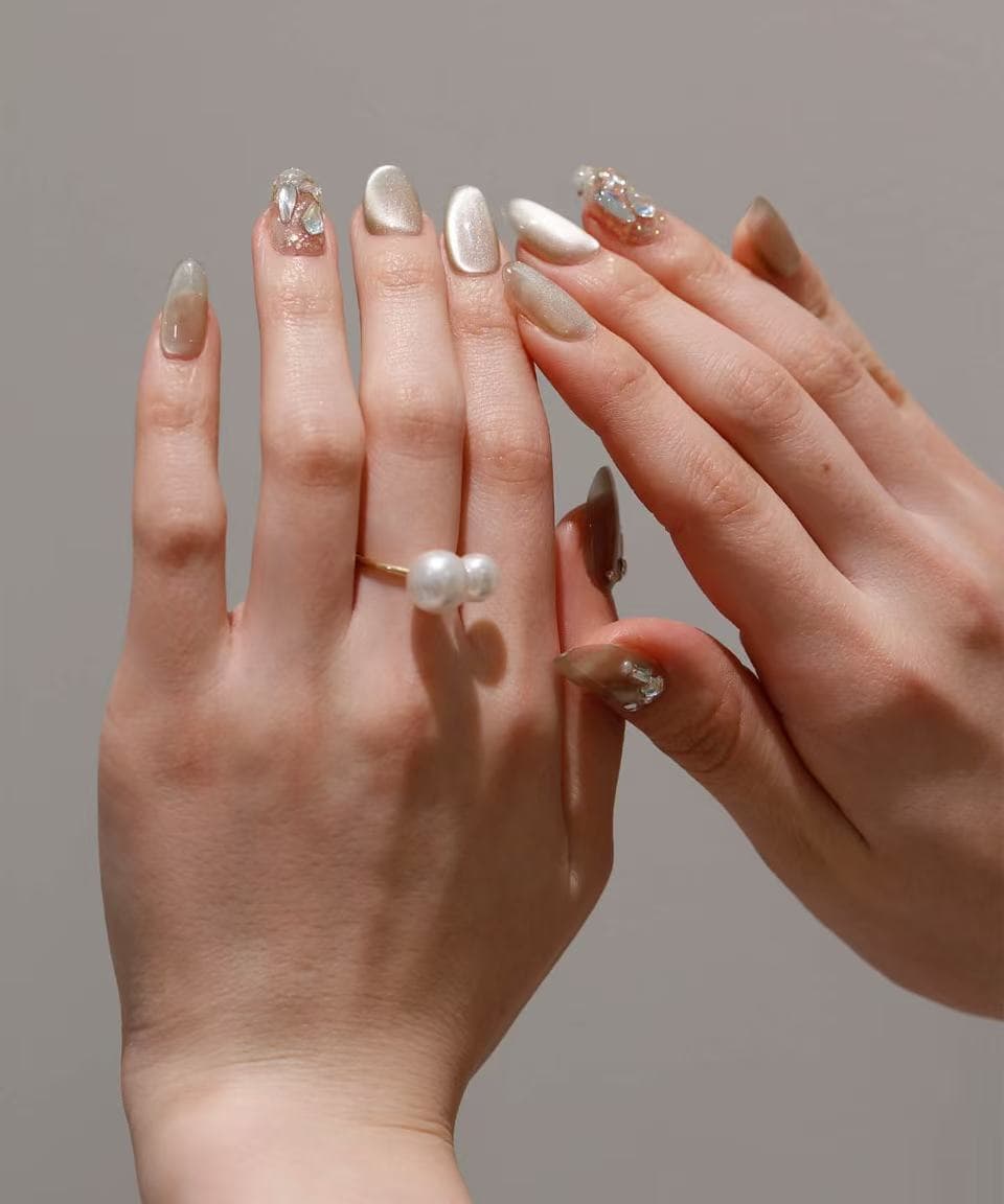 【一部当日発送】水光ネイルハートマグネットグレージュストーンラメオーバルネイルチップ