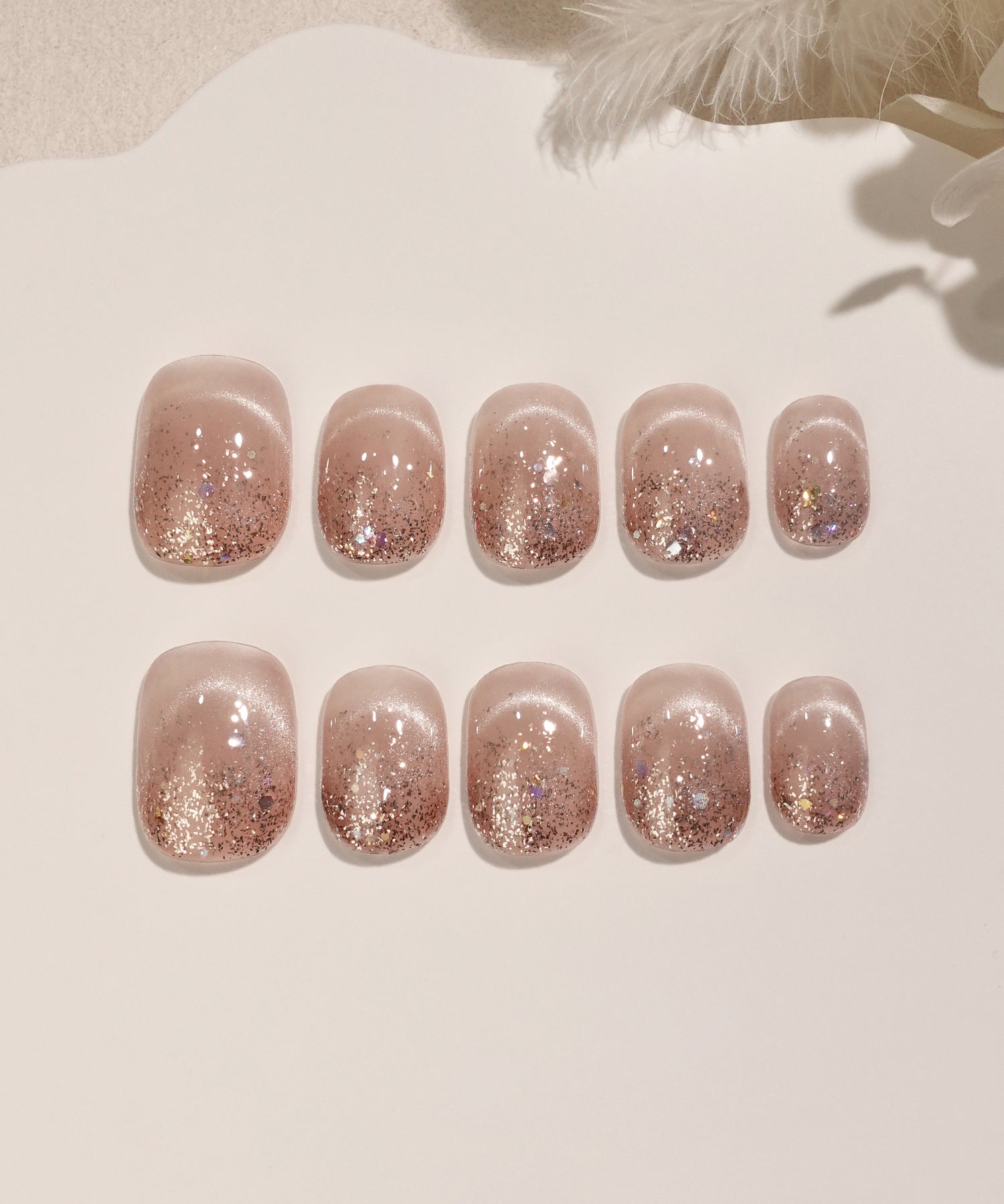 水光ネイルモカピンクワンカラーグリッターグラデーションショートラウンドネイルチップ