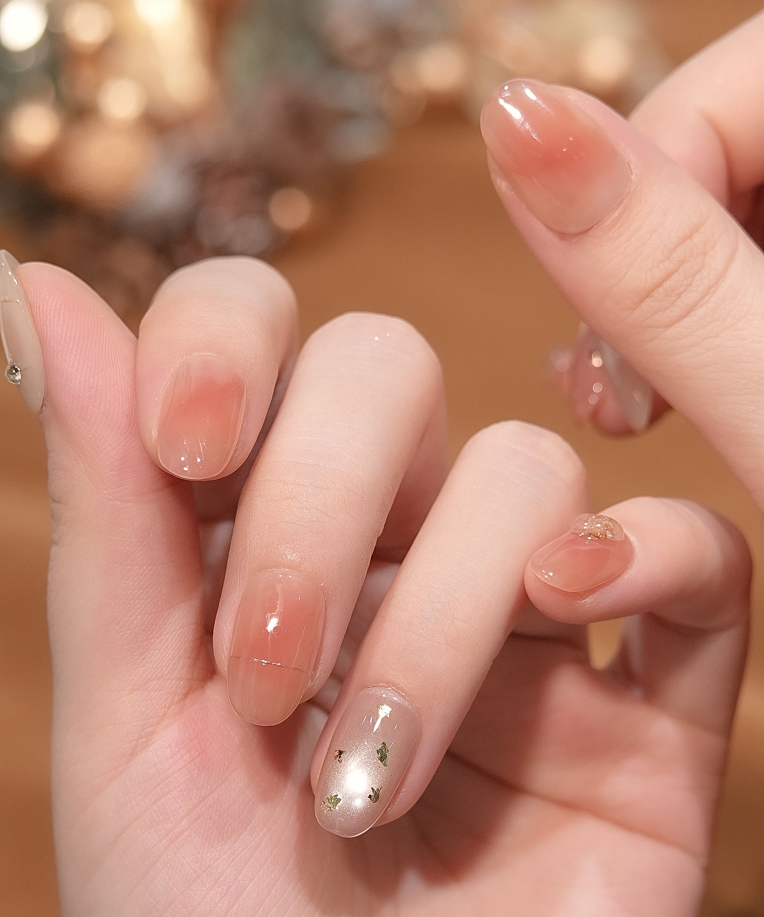 水光ネイルコーラルピンクニュアンスゴールドミラーチェックストーンホイルオーバルネイルチップ