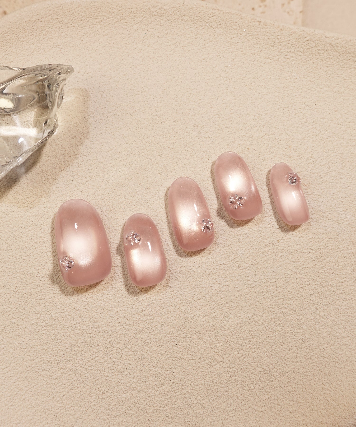 【バレンタイン限定デザイン】水光ネイルピンクマグネットワンカラーフラワーライクストーンオーバルネイルチップ