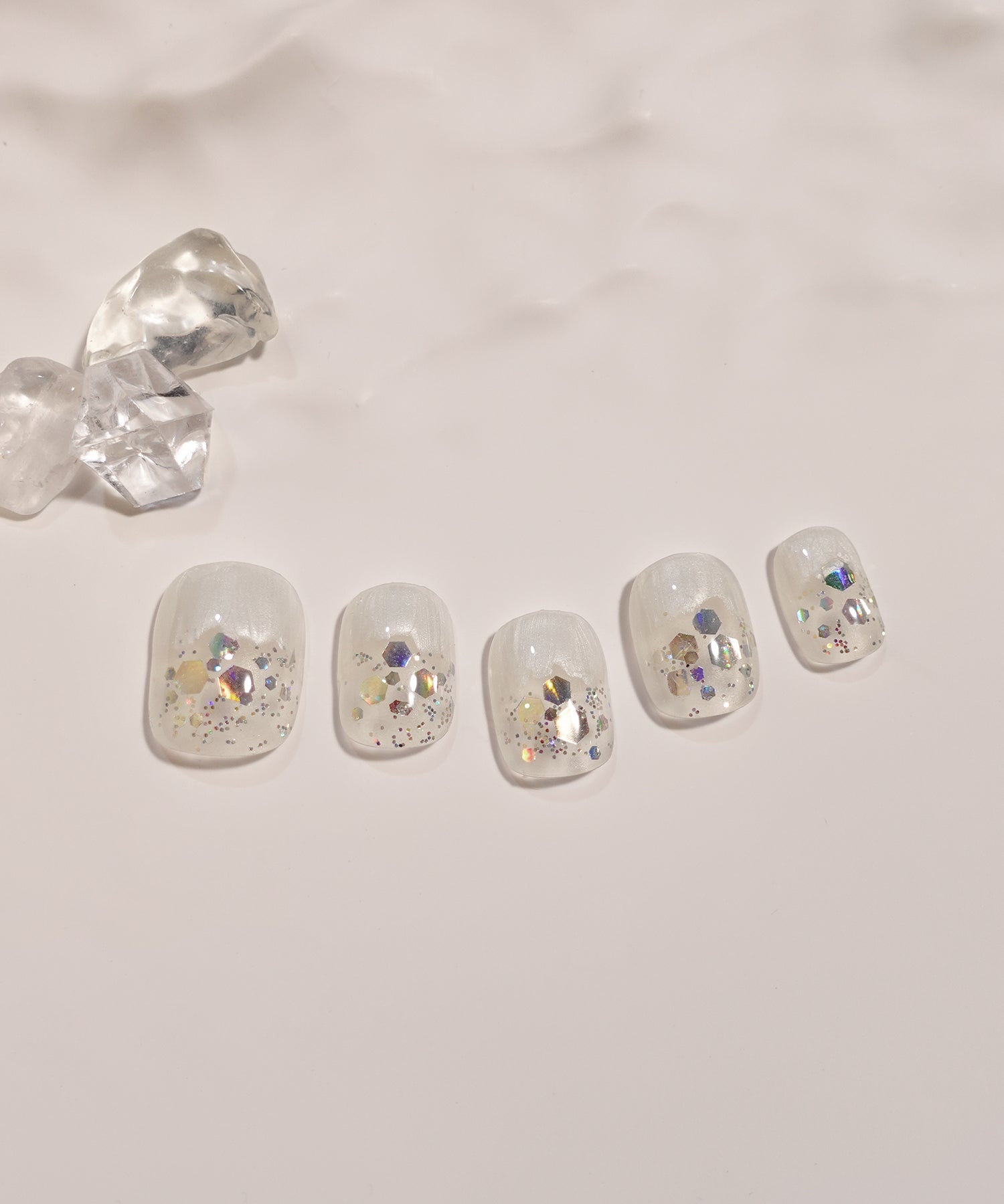 水光ネイルスノーホワイトベースホロラメショートラウンドネイルチップ