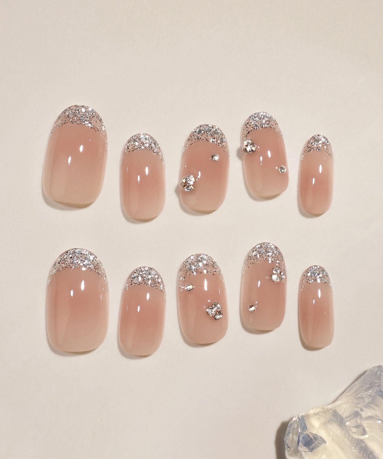 水光ネイルピンクベースシルバーラメホログラムフレンチストーンオーバルネイルチップ