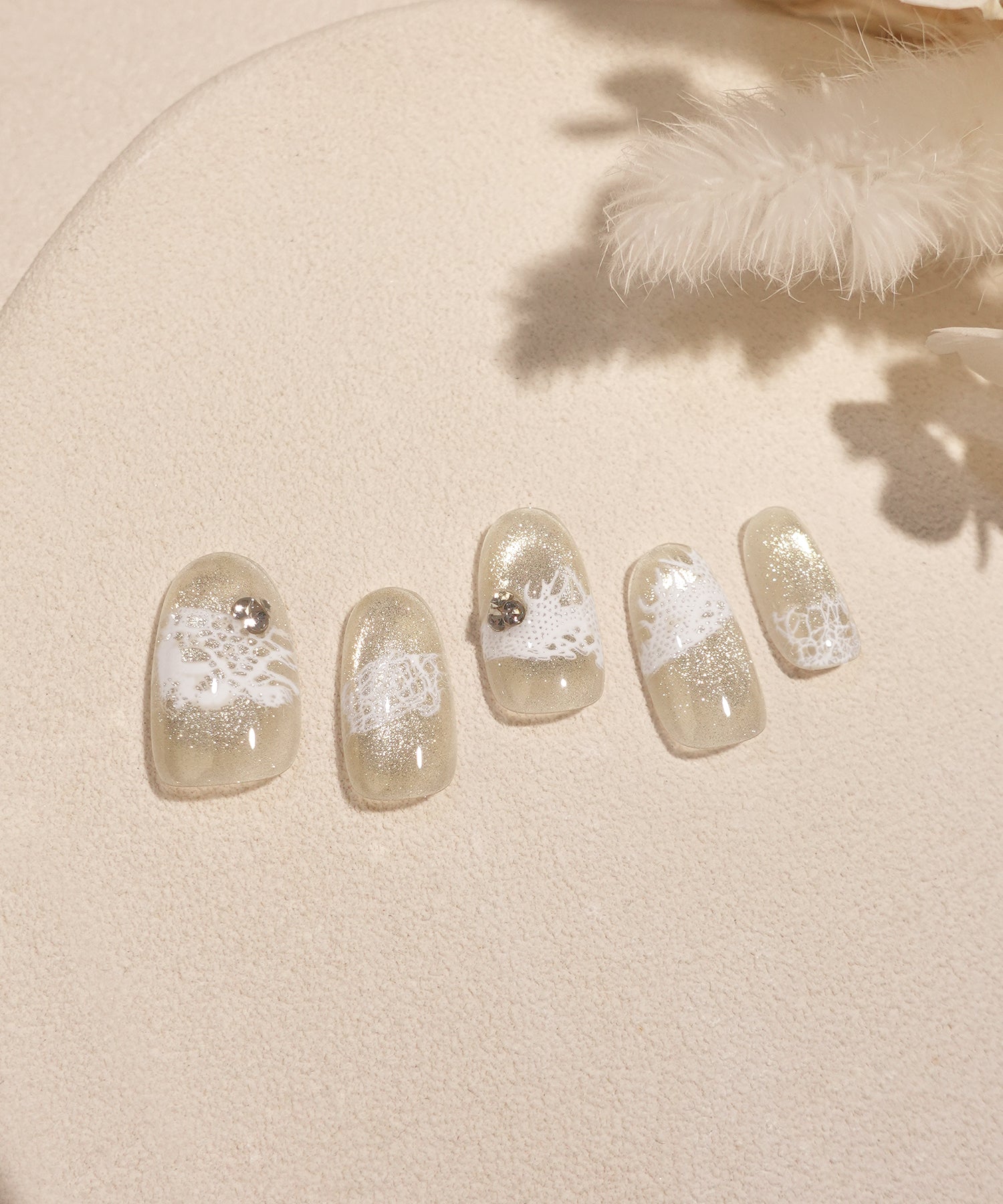 【当日発送】水光ネイルシャンパンゴールドマグネットホワイトレースストーンオーバルネイルチップ