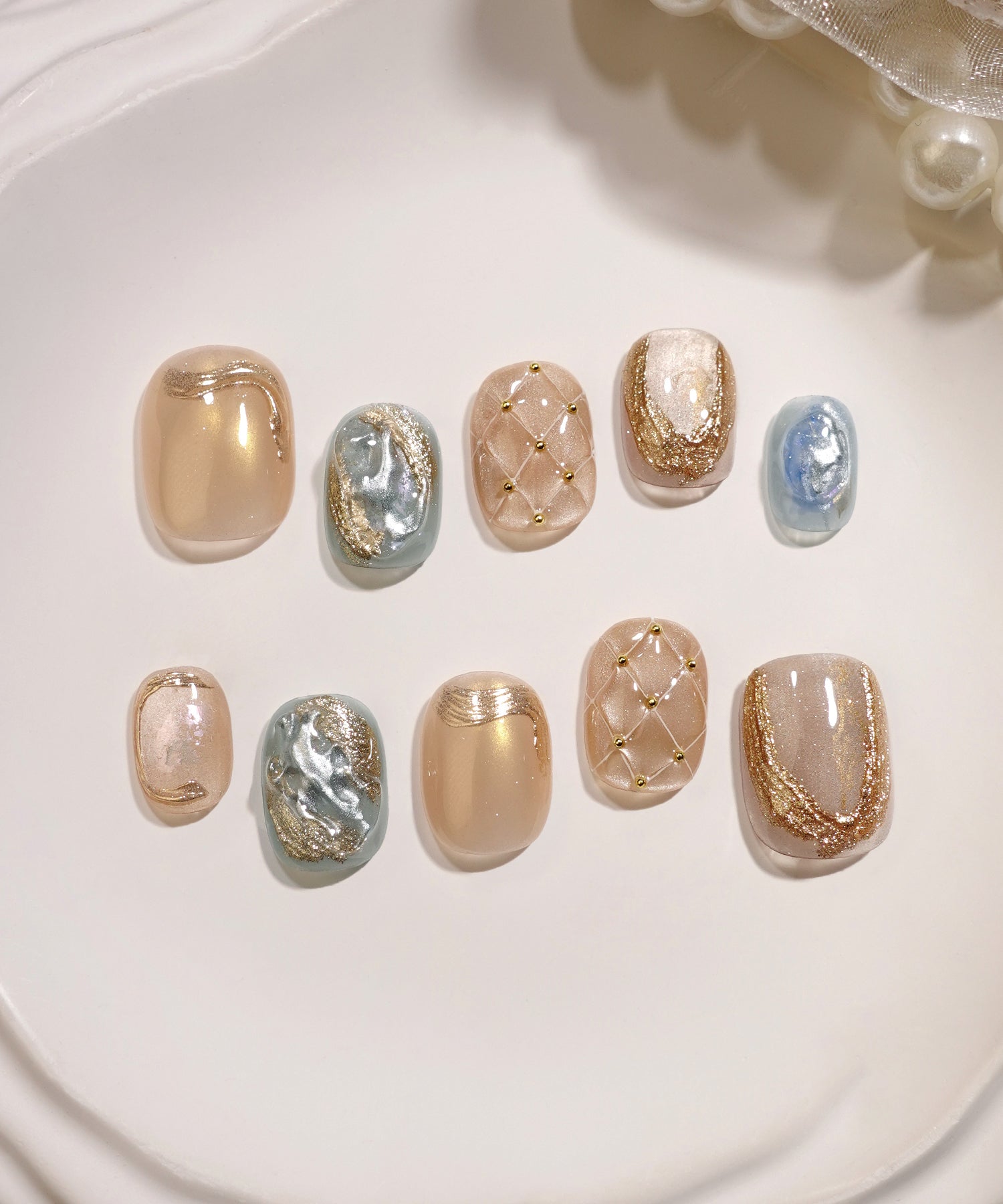 【COMING SOON】水光ネイルベージュニュアンスキルティングゴールドミラーアートショートラウンドネイルチップ