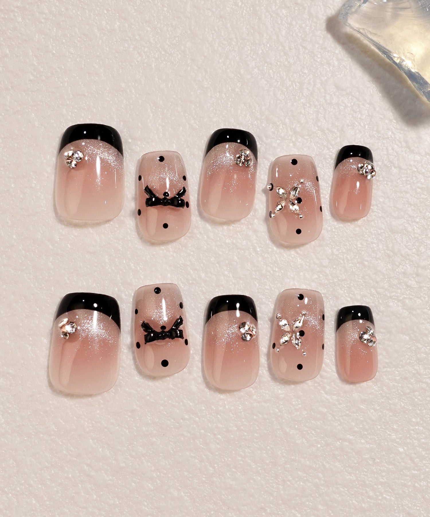 水光ネイルピンクベースブラックフレンチリボンモチーフドットストーンスクエアネイルチップ