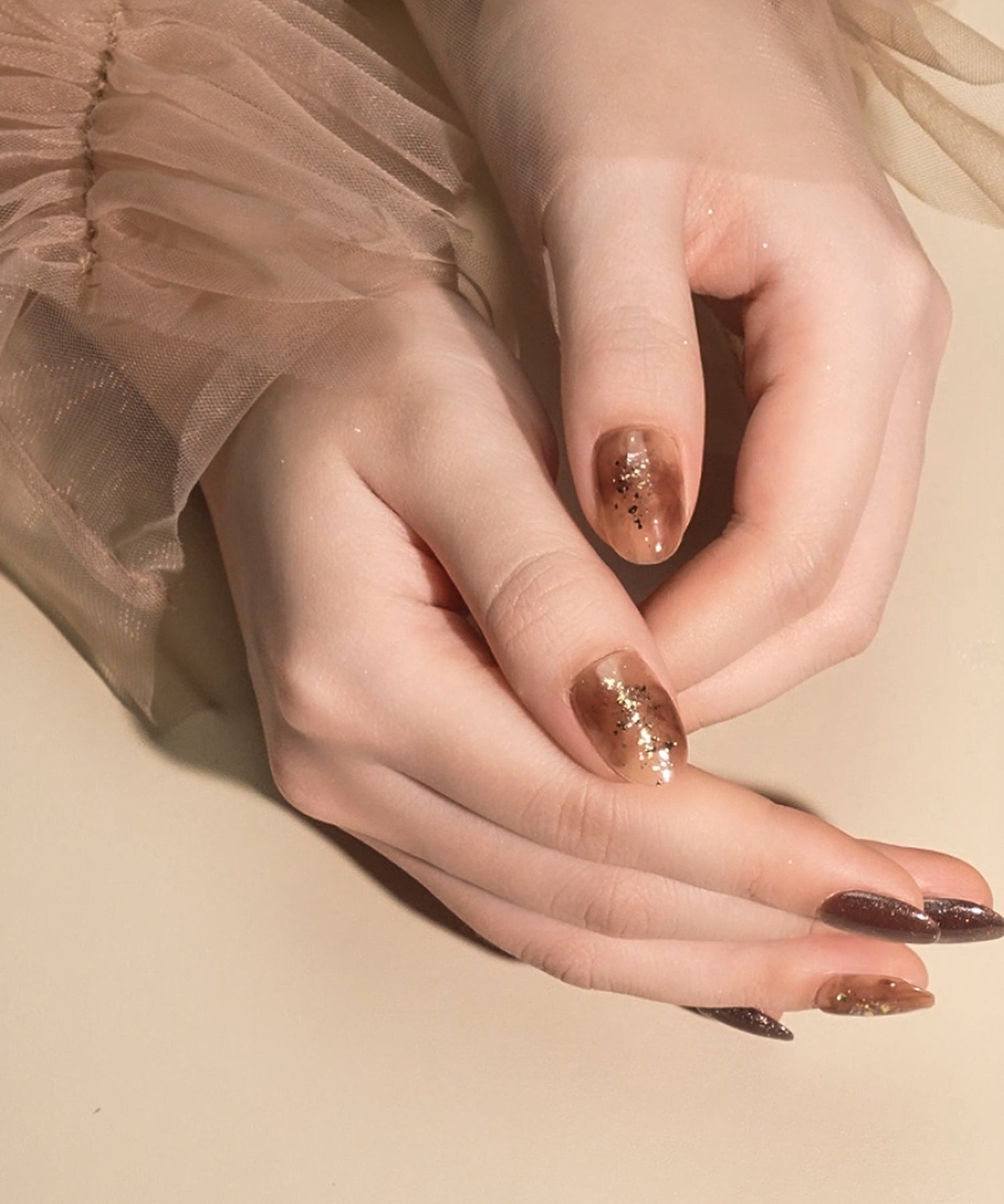 【予約販売】水光ネイルブラウンニュアンスマグネットゴールドホイルオーバルネイルチップ