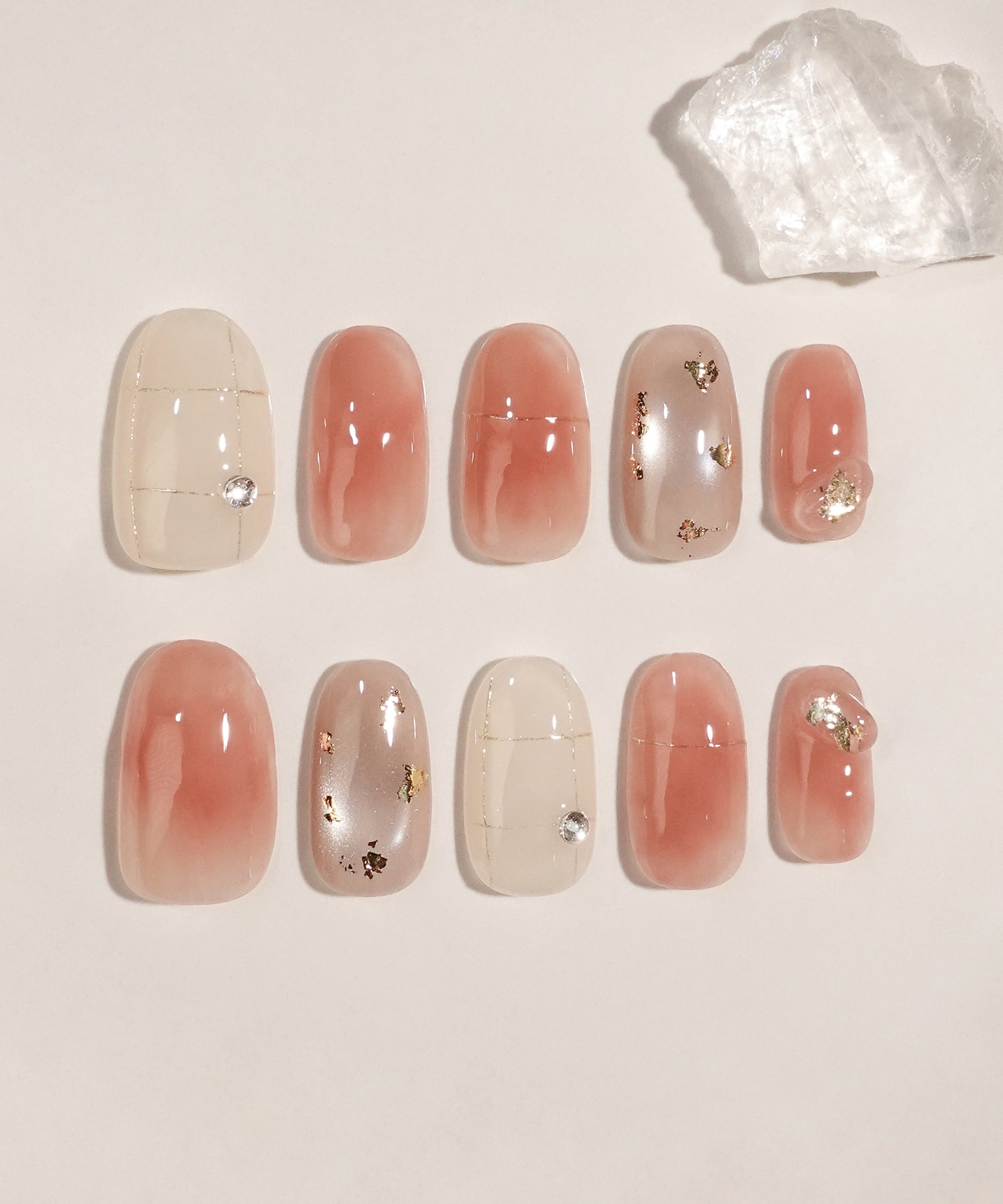 水光ネイルコーラルピンクニュアンスゴールドミラーチェックストーンホイルオーバルネイルチップ