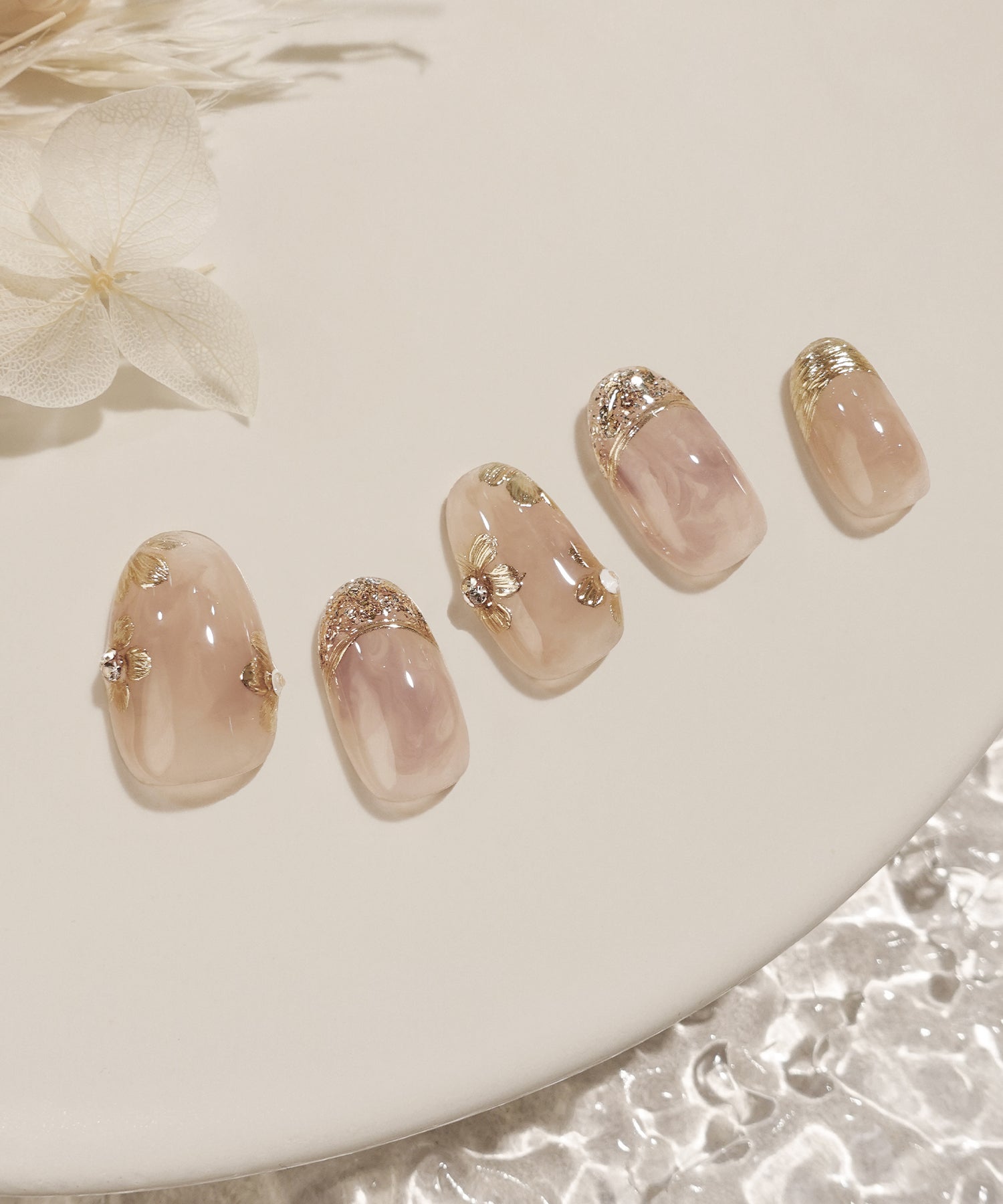 【COMING SOON】水光ネイルベージュニュアンスフラワーゴールドミラーストーンホログラムオーバルネイルチップ