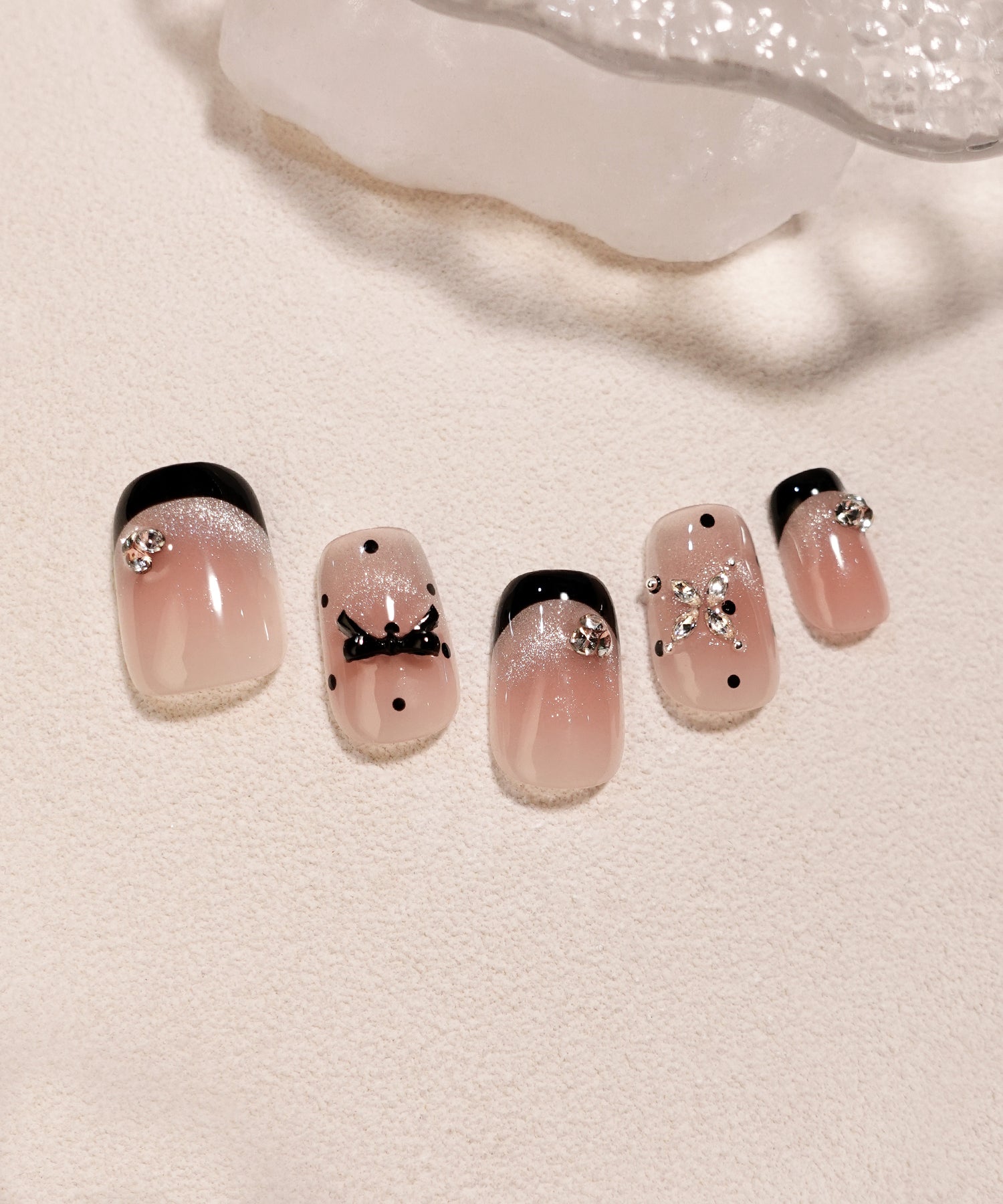 水光ネイルピンクベースブラックフレンチリボンモチーフドットストーンスクエアネイルチップ