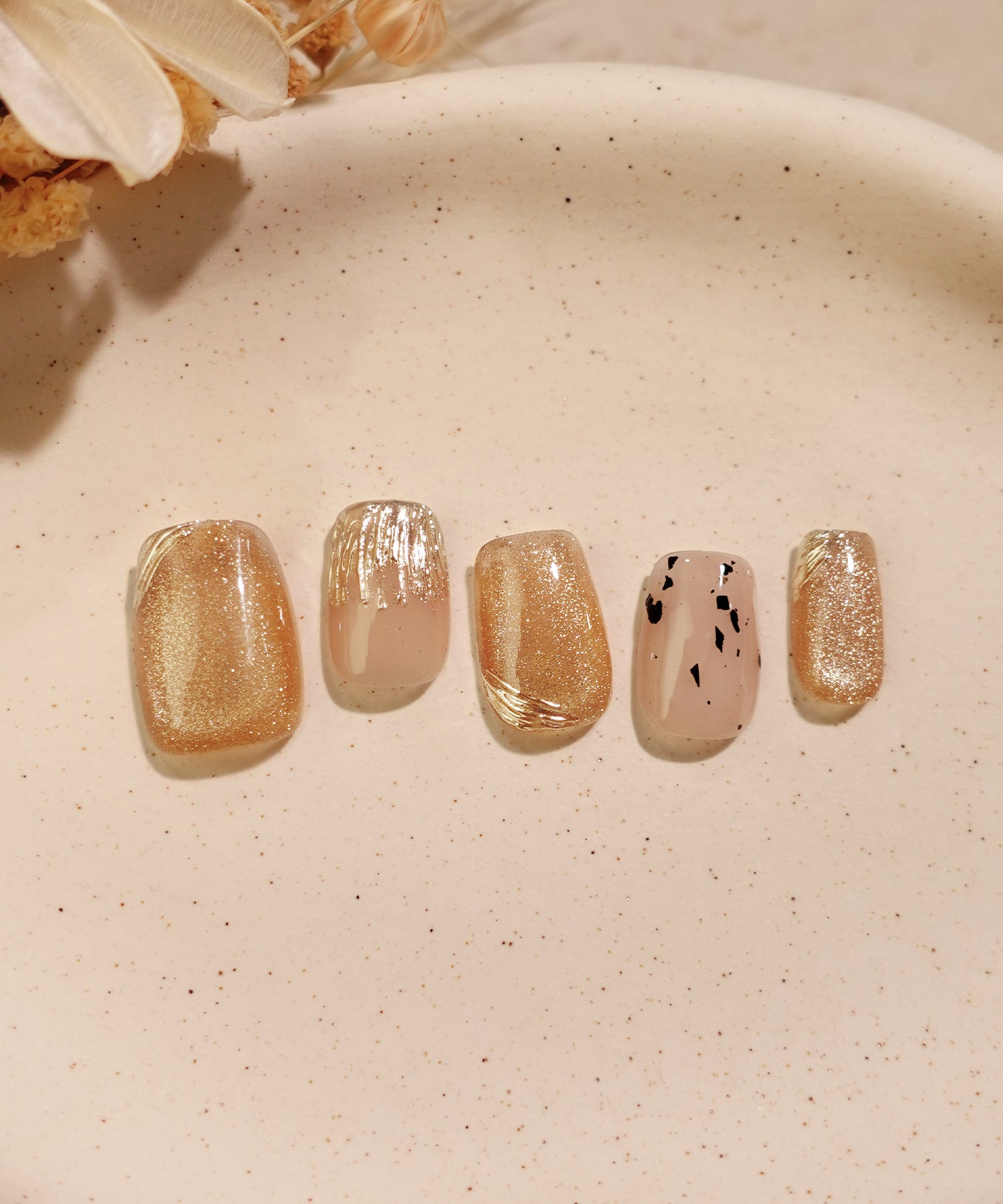 水光ネイルイエローマグネットゴールドミラーフレークニュアンスショートスクエアネイルチップ