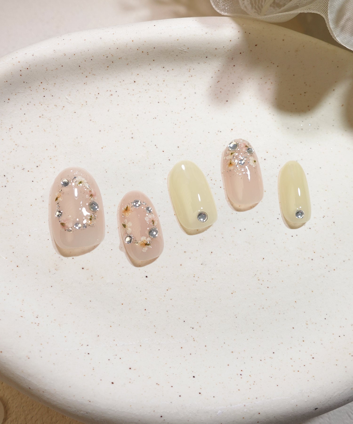 【COMING SOON】水光ネイルレモンイエロードライフラワーリースストーンラメオーバルネイルチップ