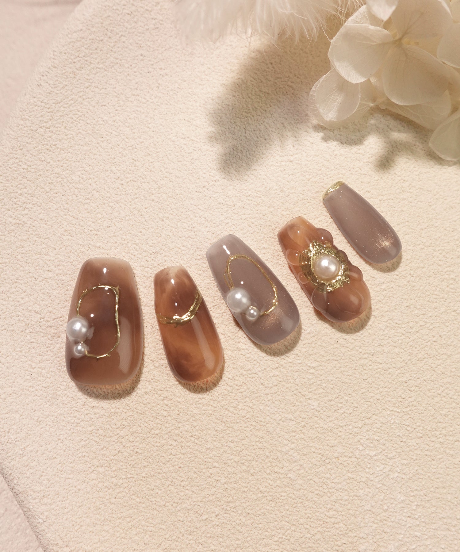 【一部当日発送】水光ネイルブラウンニュアンスゴールドミラーラインパールフラワーモチーフバレリーナネイルチップ