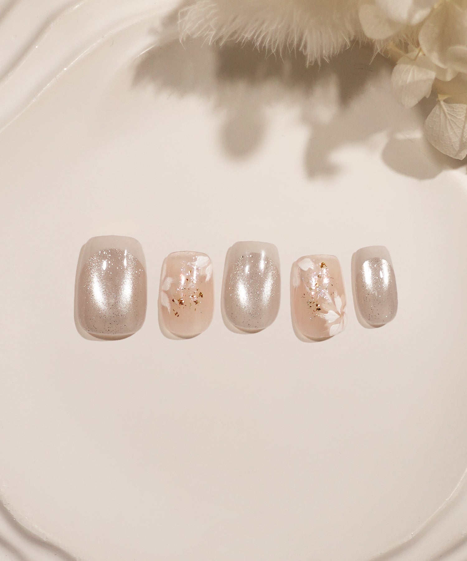 【COMING SOON】水光ネイルベージュマグネットブロッサムアートフレンチショートスクエアネイルチップ