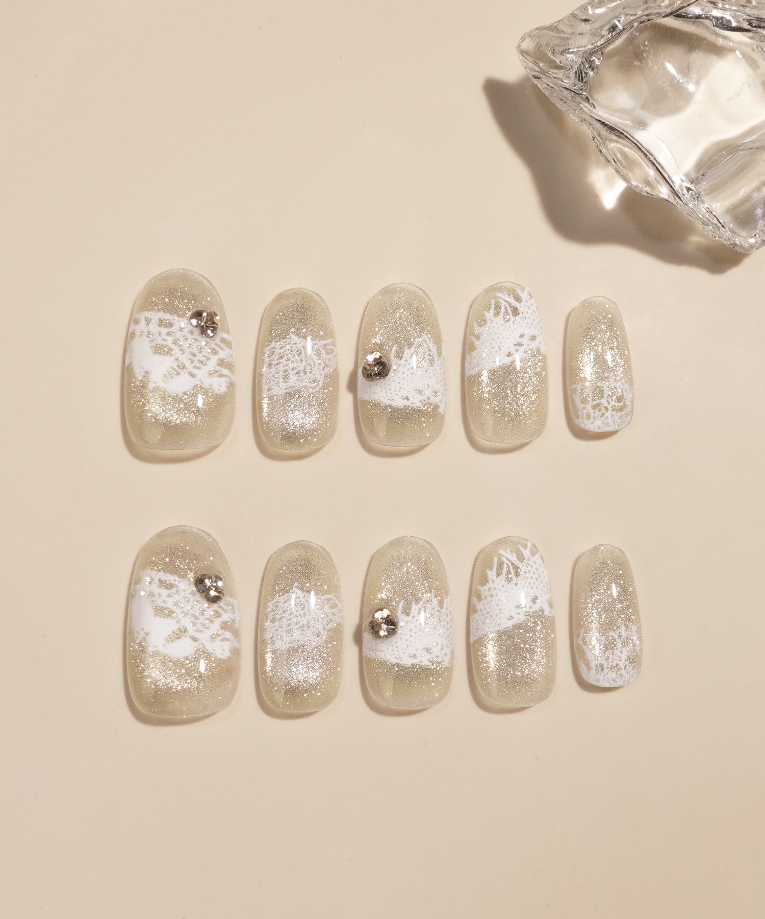 【当日発送】水光ネイルシャンパンゴールドマグネットホワイトレースストーンオーバルネイルチップ