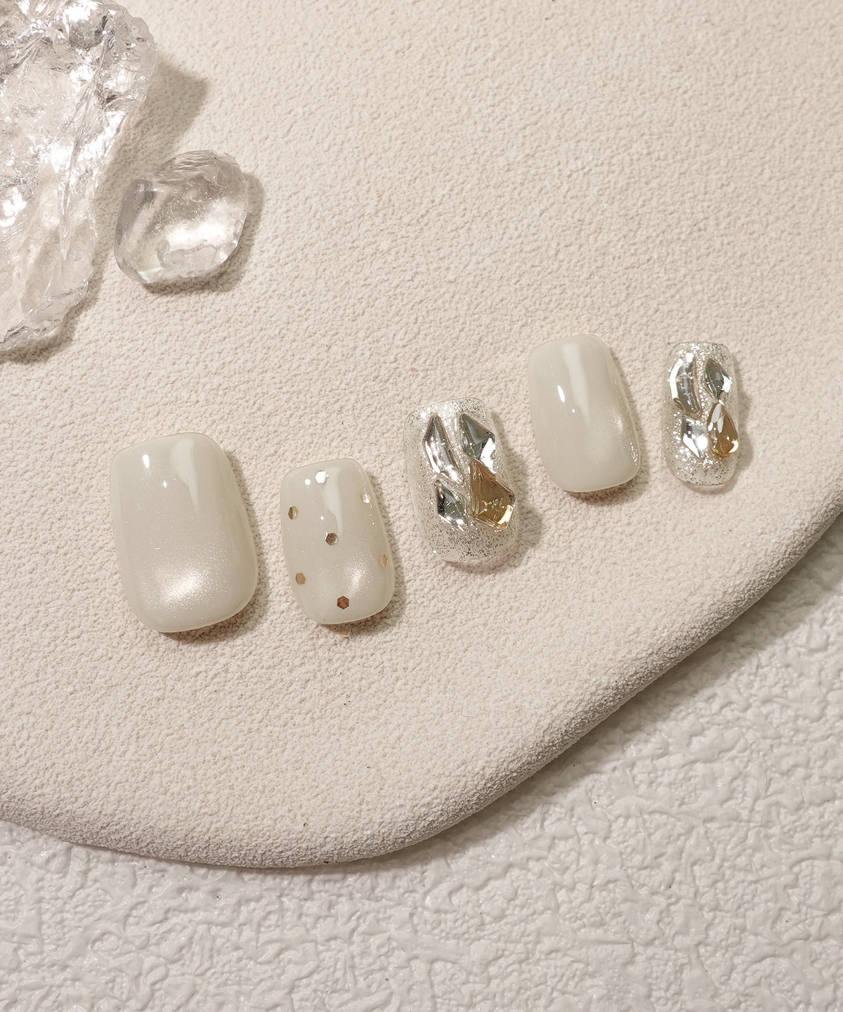 【COMING SOON】水光ネイルホワイトベージュマグネットビジューグリッタードットホロショートスクエアネイルチップ