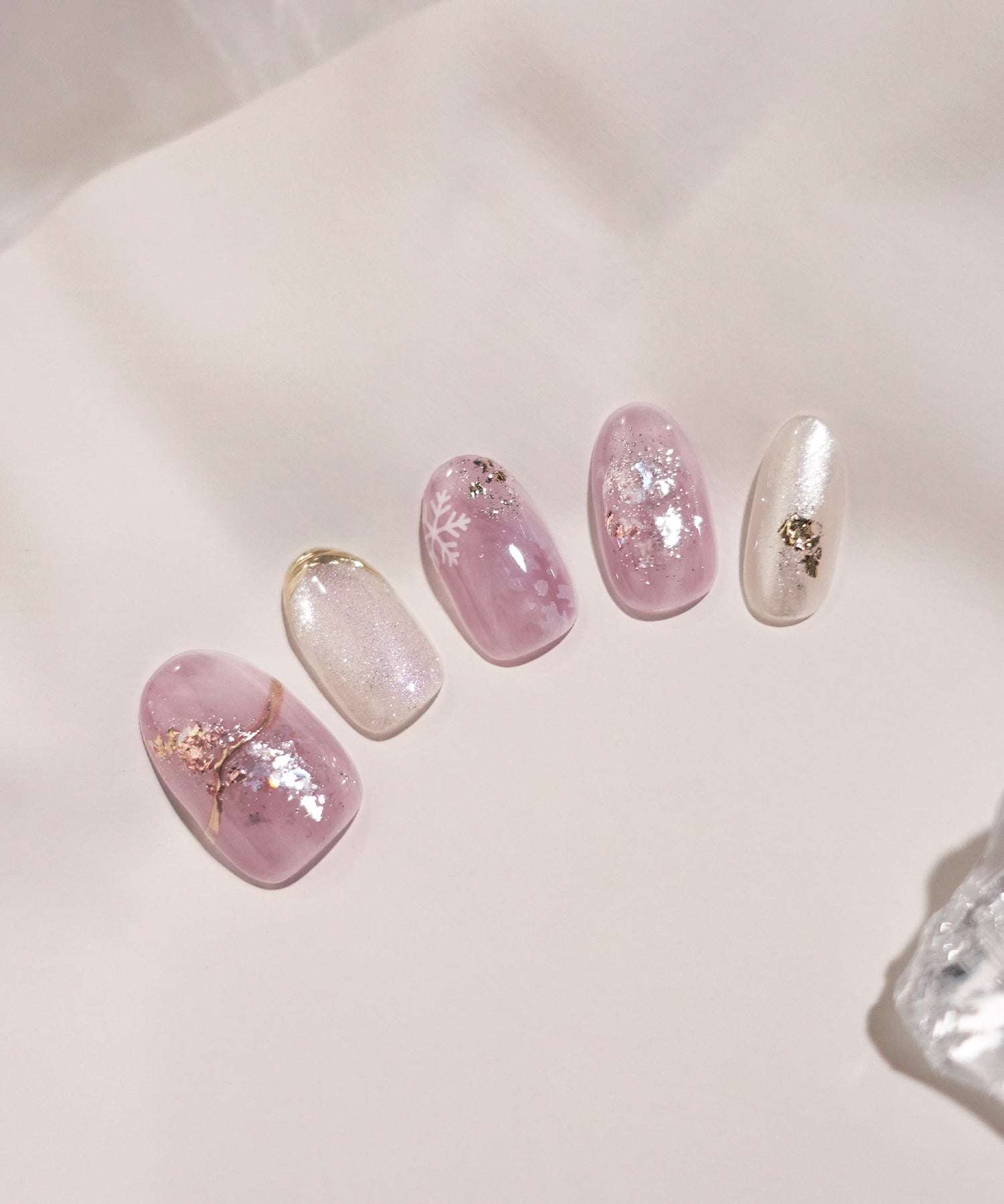 【当日発送】水光ネイルピンクホワイトスノーデザインゴールドミラーホイルオーバルネイルチップ