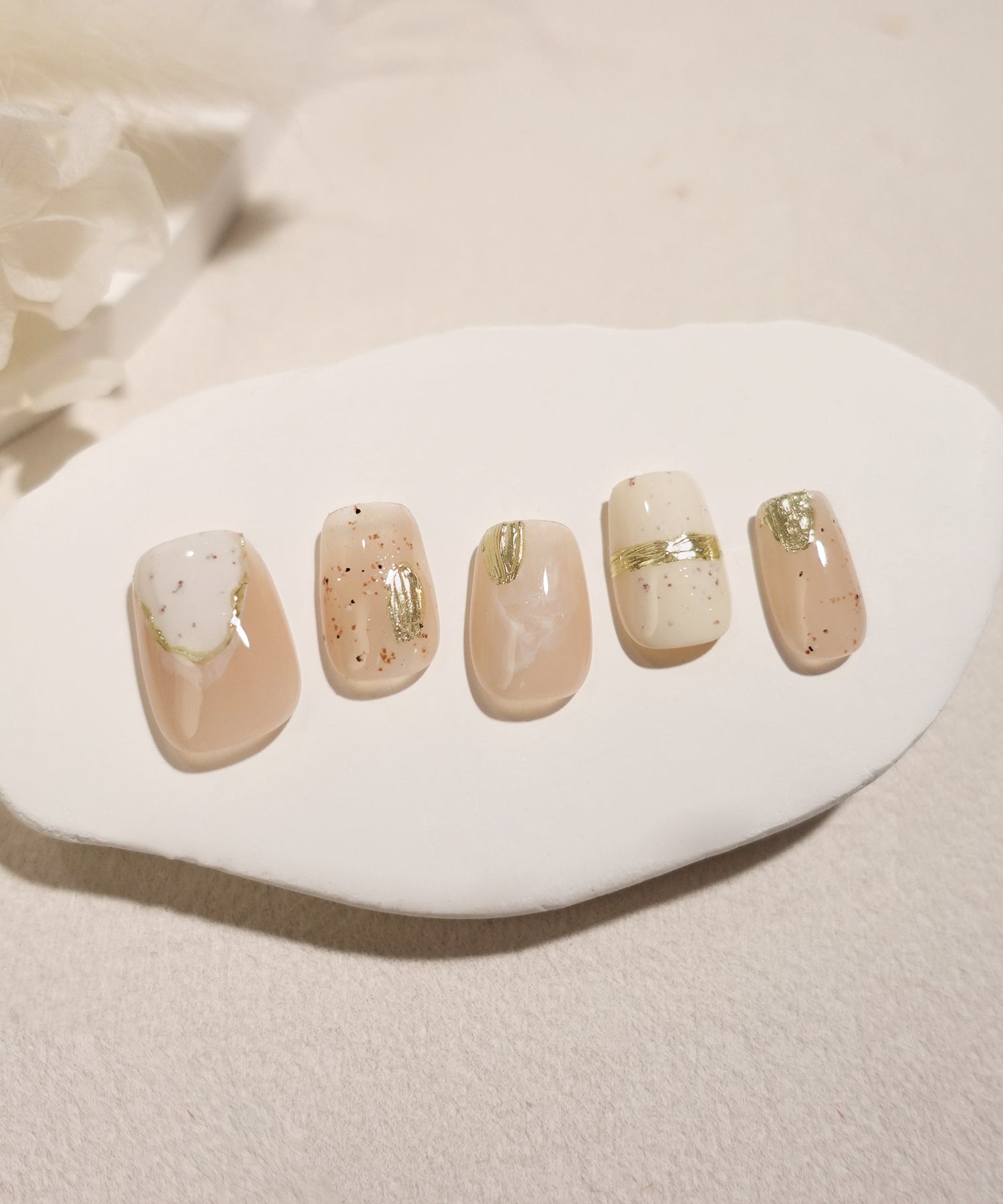 【予約販売】水光ネイルミルキーベージュニュアンスゴールドミラーデザインスクエアネイルチップ