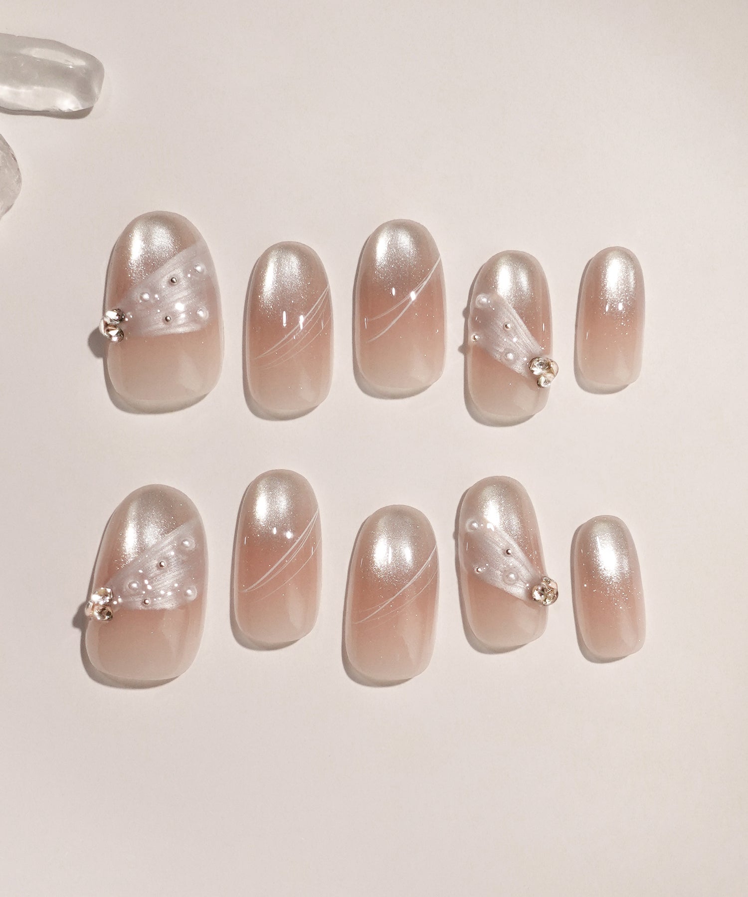 水光ネイルピンクグラデーションシルバーマグネットストーンパールホワイトラインオーバルネイルチップ