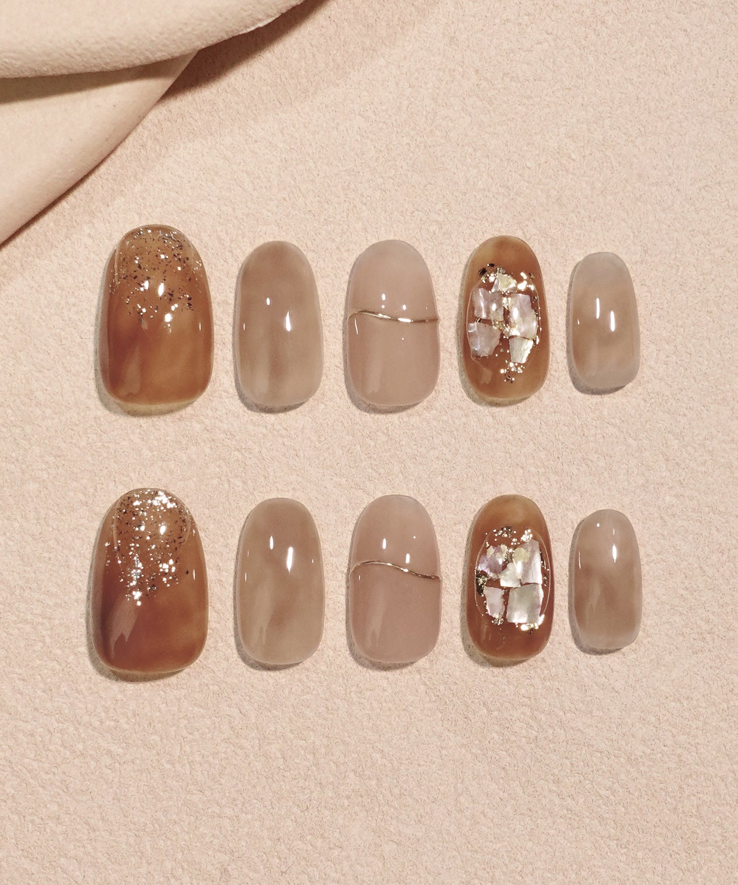 水光ネイルブラウンニュアンスゴールドミラーラインシェルホイルオーバルネイルチップ