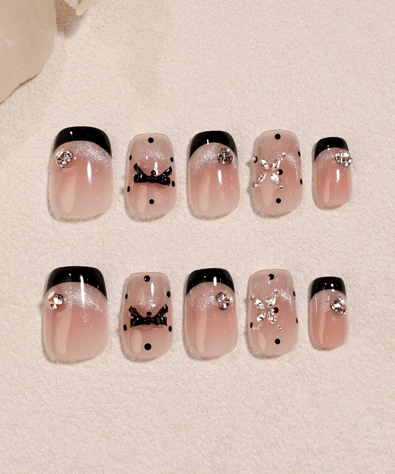 水光ネイルピンクベースブラックフレンチリボンモチーフドットストーンスクエアネイルチップ